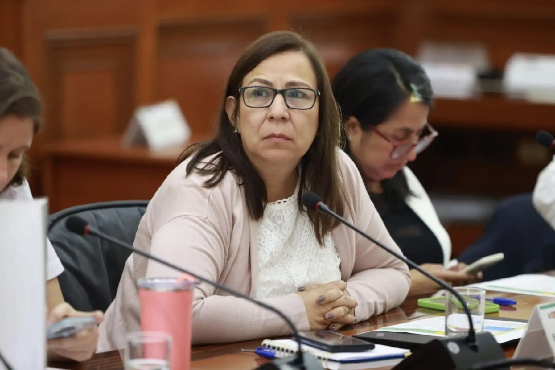 El presidente del Consejo de Ministros, Pedro Angulo, lidera una reunión con ministros de Estado, donde recibe reportes de la situación actual de las regiones a fin de tomar decisiones inmediatas para atender oportunamente las demandas de la población.
Foto: ANDINA/PCM