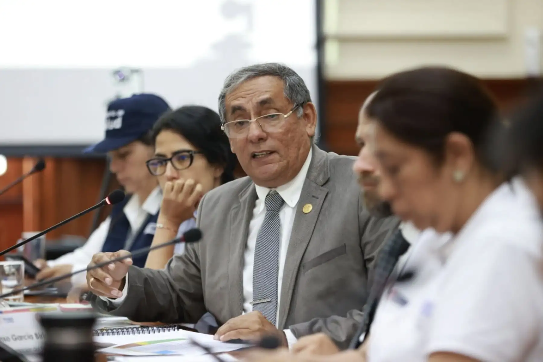 El presidente del Consejo de Ministros, Pedro Angulo, lidera una reunión con ministros de Estado, donde recibe reportes de la situación actual de las regiones a fin de tomar decisiones inmediatas para atender oportunamente las demandas de la población.
Foto: ANDINA/PCM