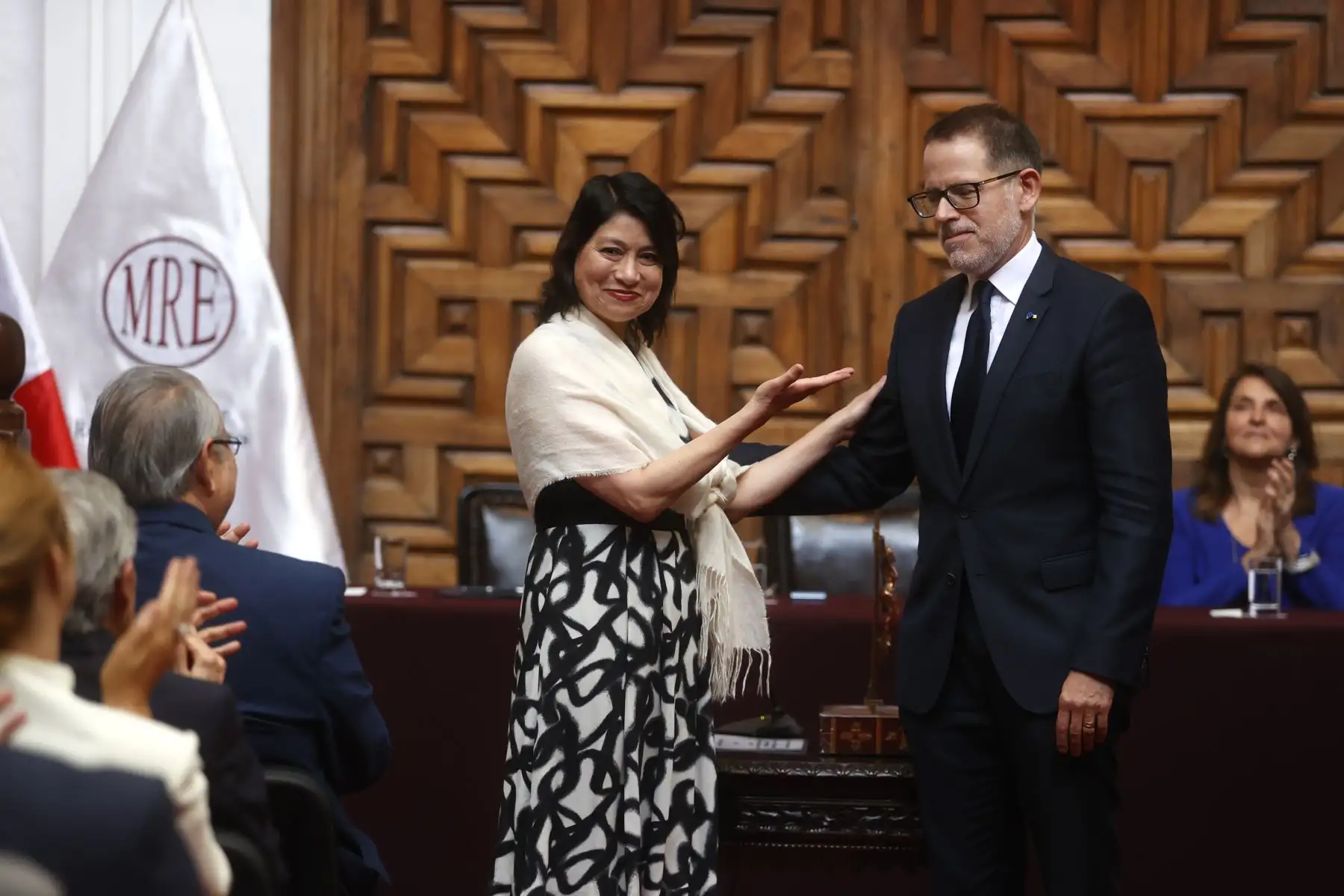 La canciller Ana Cecilia Gervasi Díaz, juramenta al viceministro de Relaciones Exteriores, Ignacio Higueras. Foto: ANDINA/Vidal Tarqui