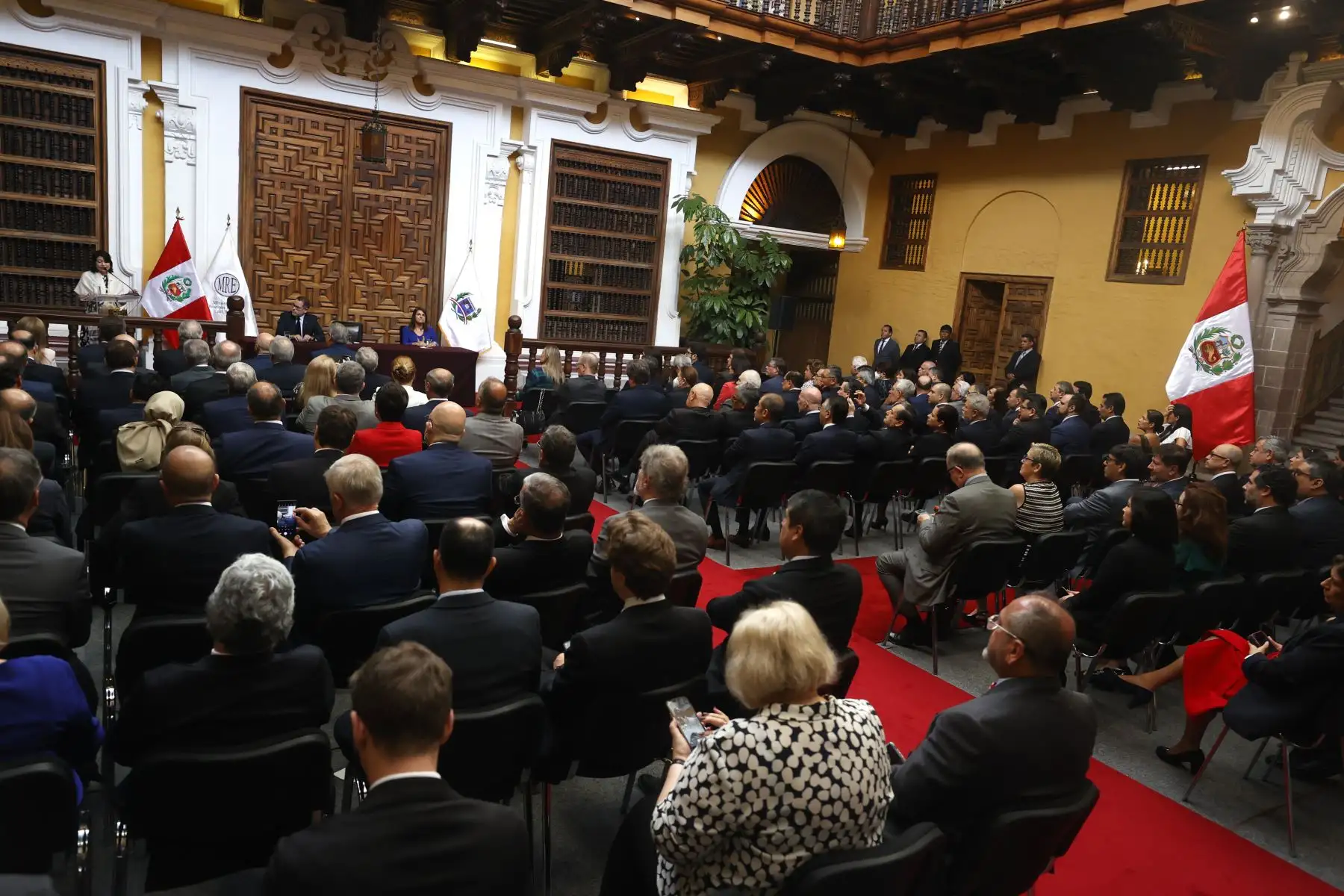 El día de hoy se llevó a cabo la ceremonia de presentación de la canciller, Ana Cecilia Gervasi Díaz y la juramentación del viceminietro de Relaciones Exteriores en el patio principal del Palacio de Torre Tagle.
Foto: ANDINA/Vidal Tarqui