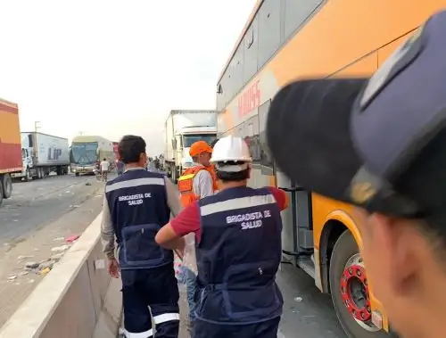 Manifestantes abren la carretera Panamericana Norte y permiten el paso de buses interprovinciales de pasajeros que se encuentran varados en Virú, en La Libertad. ANDINA/Difusión