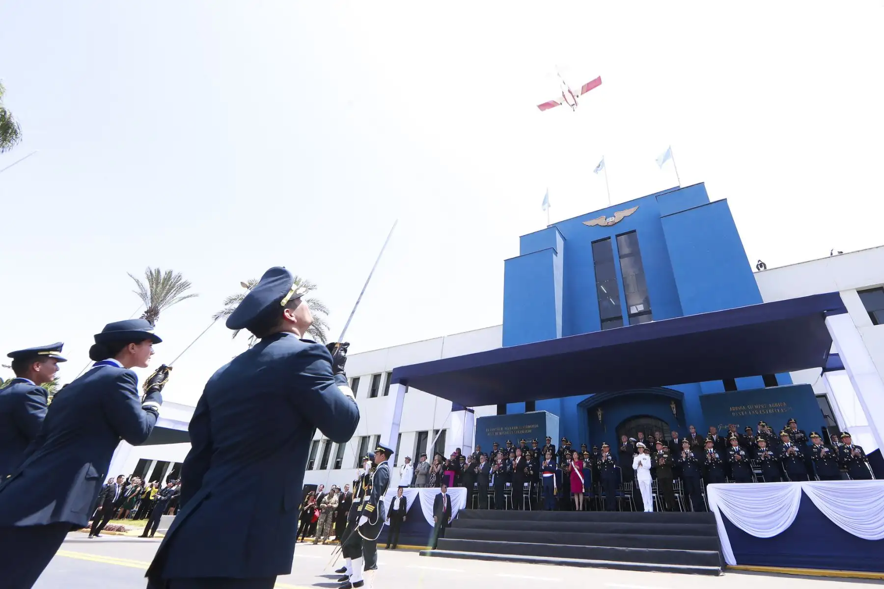 Presidenta Dina Boluarte lideró la ceremonia de clausura del año académico 2022 de la Escuela de Oficiales FAP y graduación de la promoción “Comandante FAP Michael Eduardo Quiroz Plefke”.
Foto: ANDINA/Presidencia Perú
