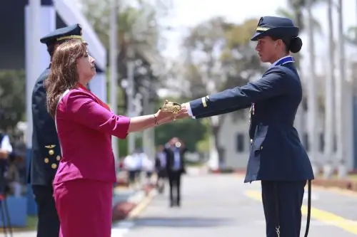 Presidenta Dina Boluarte participa en ceremonia de clausura de año académico de la FAP. ANDINA/Prensa Presidencia