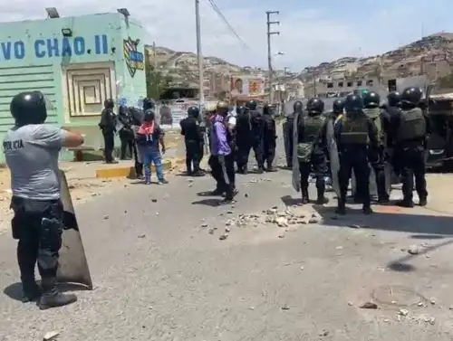 La Policía Nacional inició las acciones para retomar el control de la carretera Panamericana Norte, a la altura de la provincia de Virú donde grupos de manifestantes mantienen bloqueada la vía. En estas acciones participan también pobladores. Foto: Imágenes de video