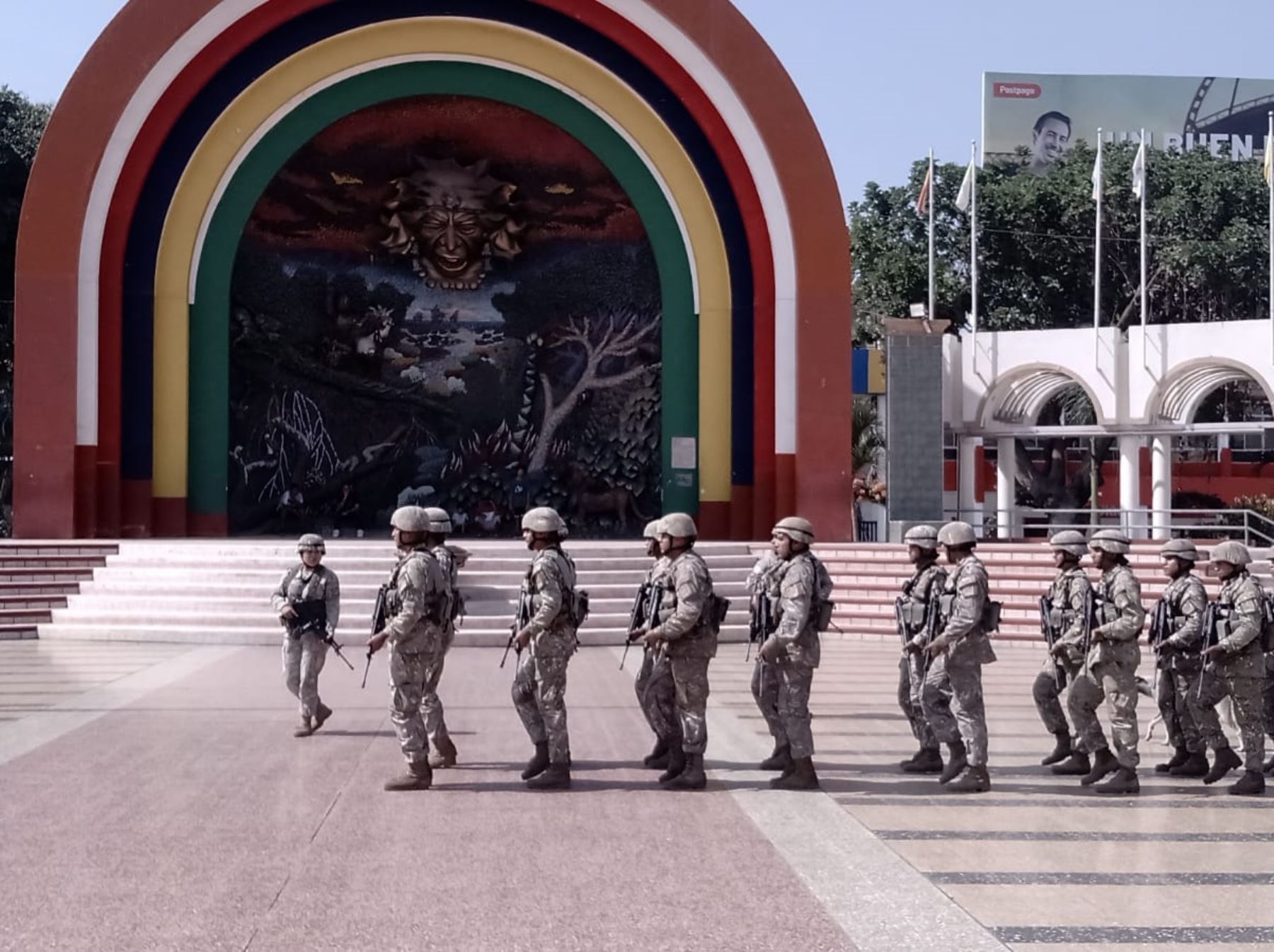 Miembros del Ejército del Perú refuerzan la seguridad en la ciudad de Tumbes y patrullan diversas calles en el primer día de la declaratoria del estado de emergencia en todo el país. Foto: Milagros Rodríguez