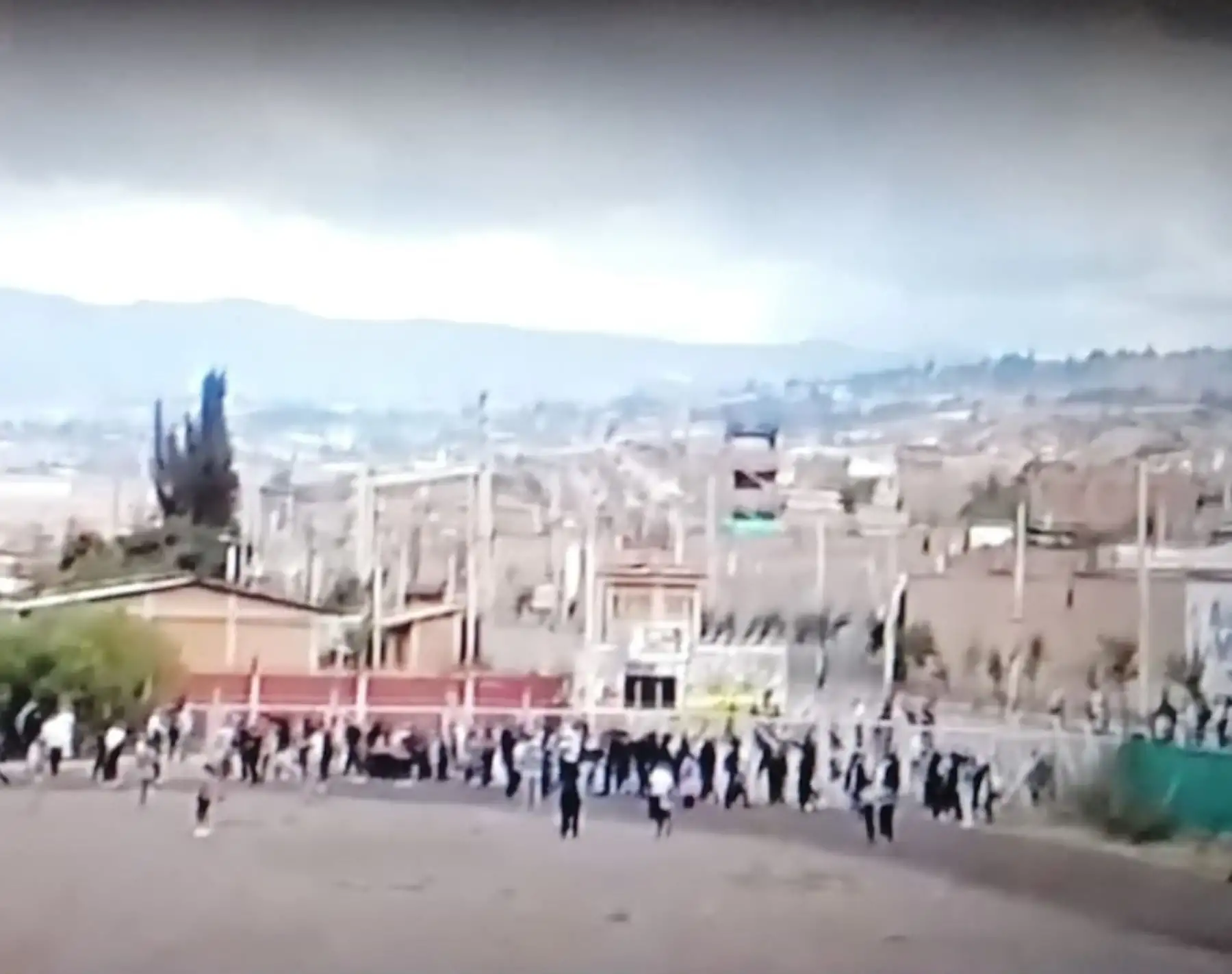 Fuerzas del orden se enfrentan a vándalos que intentan tomar el aeropuerto de Ayacucho. Foto: Captura TV