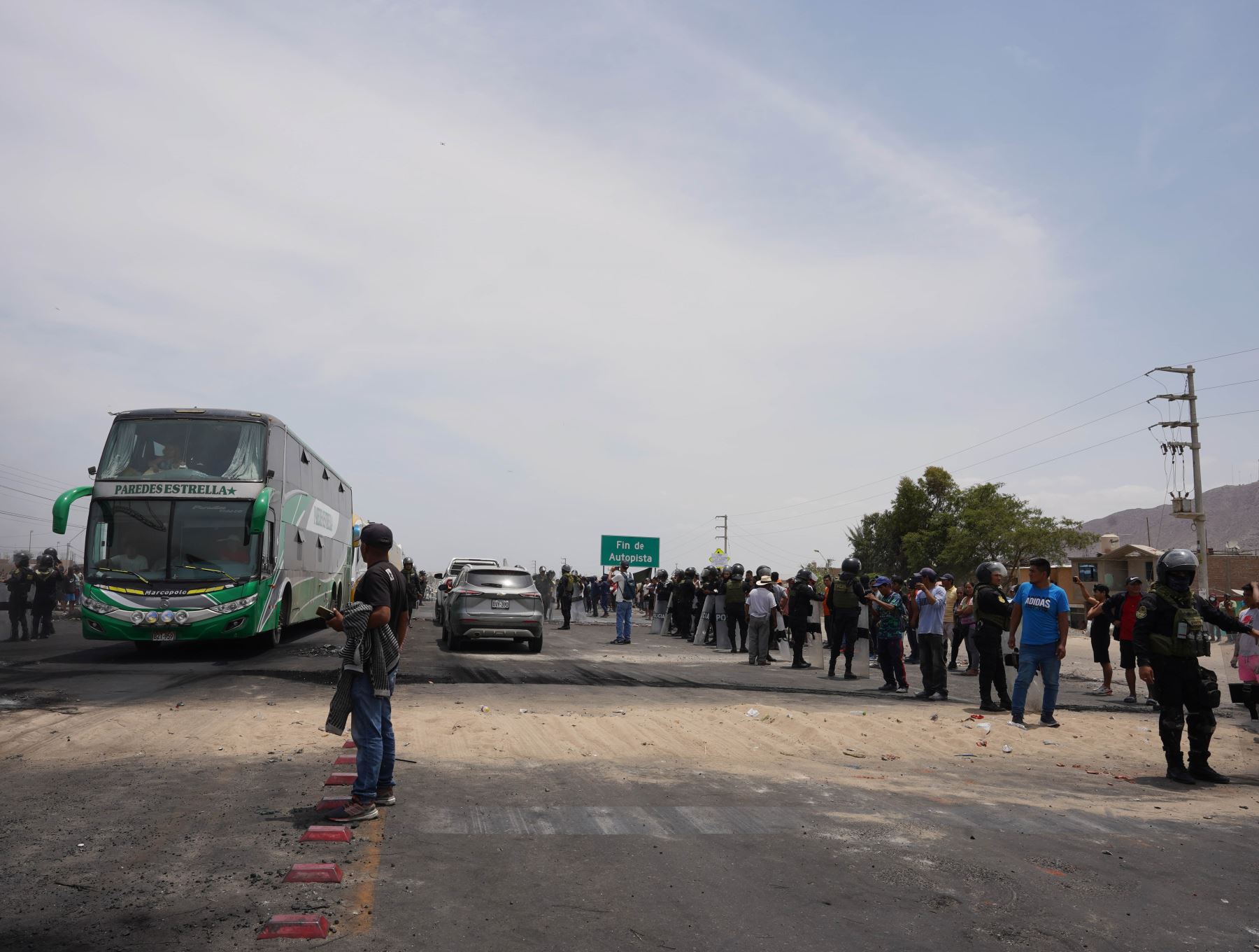 Un fuerte contingente de la Policía Nacional logró restablecer el tránsito vehicular en la carretera Panamericana Sur, a la altura de la zona conocida como Expansión Urbana, en Ica. Foto: Genry Bautista