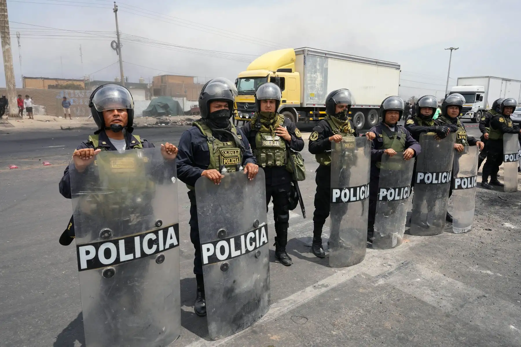 La Policía Nacional del Perú retomará en las próximas horas el control del orden y la tranquilidad públicos en la provincia de Chincheros, en la región Apurímac, donde la comisaría fue destruida por un incendio provocado por vándalos en las movilizaciones sociales ocurridas esta semana, afirmó hoy el comandante general de dicha institución, Raúl Alfaro Alvarado.