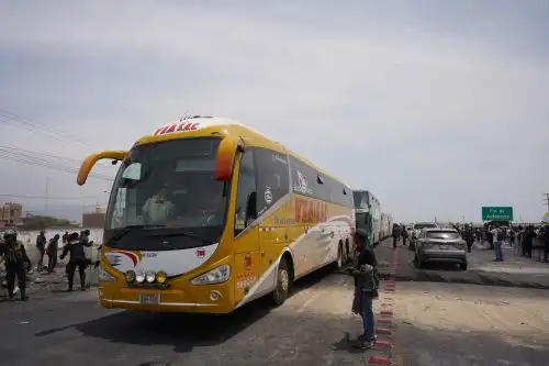 El tránsito en la carretera Panamericana Sur, a la altura de Ica, también se desarrolla con normalidad luego que ayer fuera liberada esta importante vía. Foto: Genry Bautista