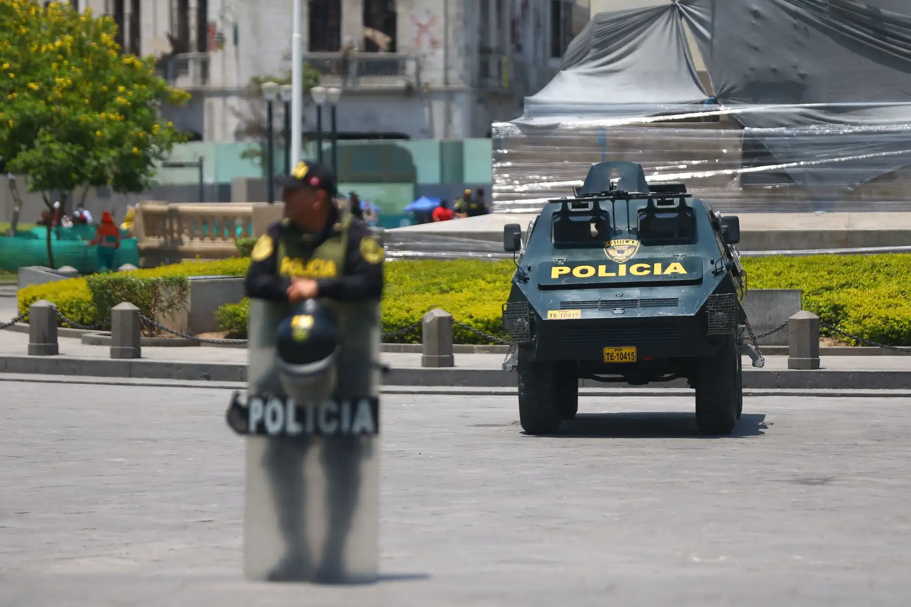 Así lucen inmediaciones de la  Plaza San Martín con policías resguardando las calles, estaciones del Metropolitano del Centro de Lima cerradas y principales centros comerciales de la ciudad.
 
Foto: ANDINA/RICARDO CUBA
