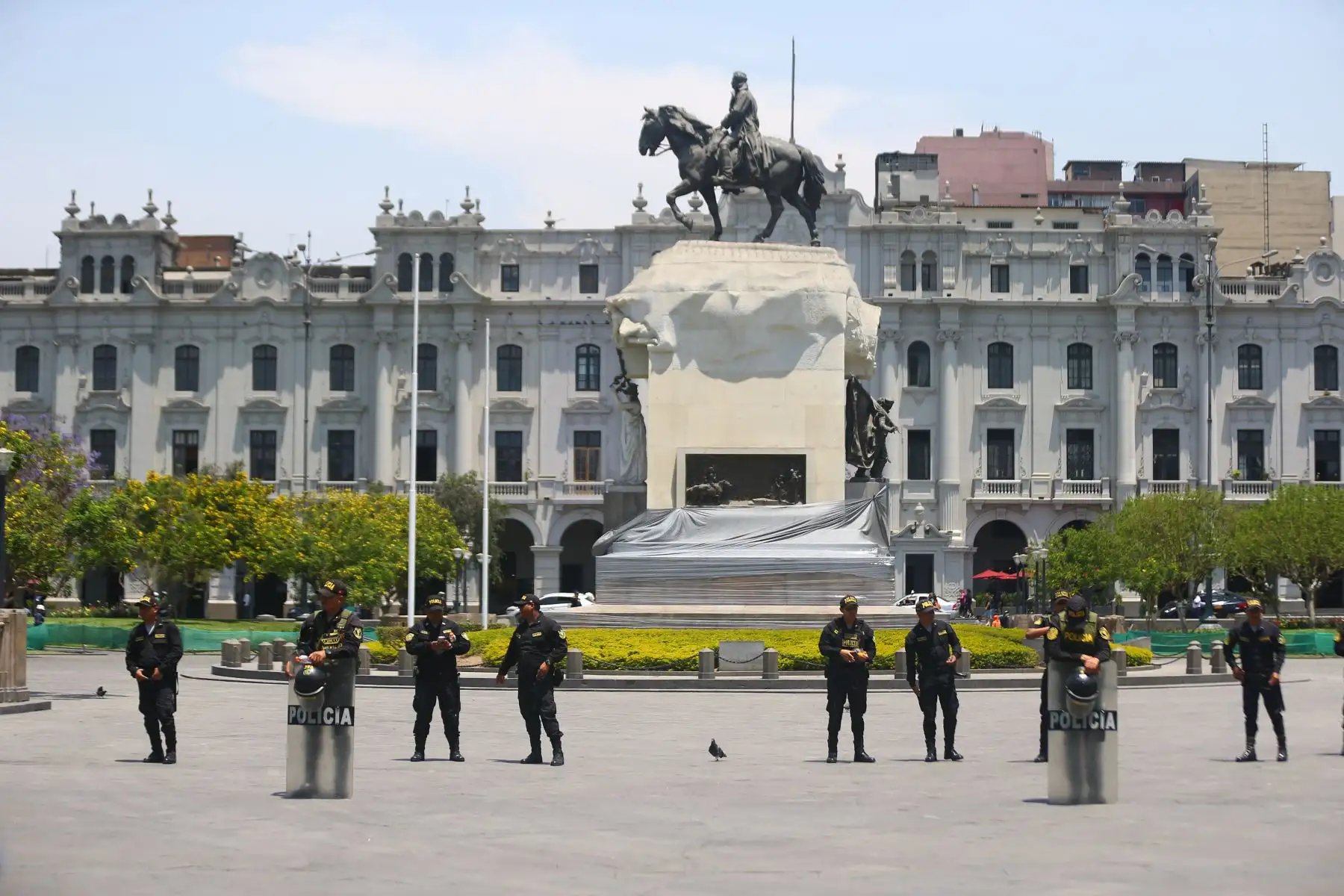 Así lucen inmediaciones de la  Plaza San Martín con policías resguardando las calles, estaciones del Metropolitano del Centro de Lima cerradas y principales centros comerciales de la ciudad.
 
Foto: ANDINA/RICARDO CUBA