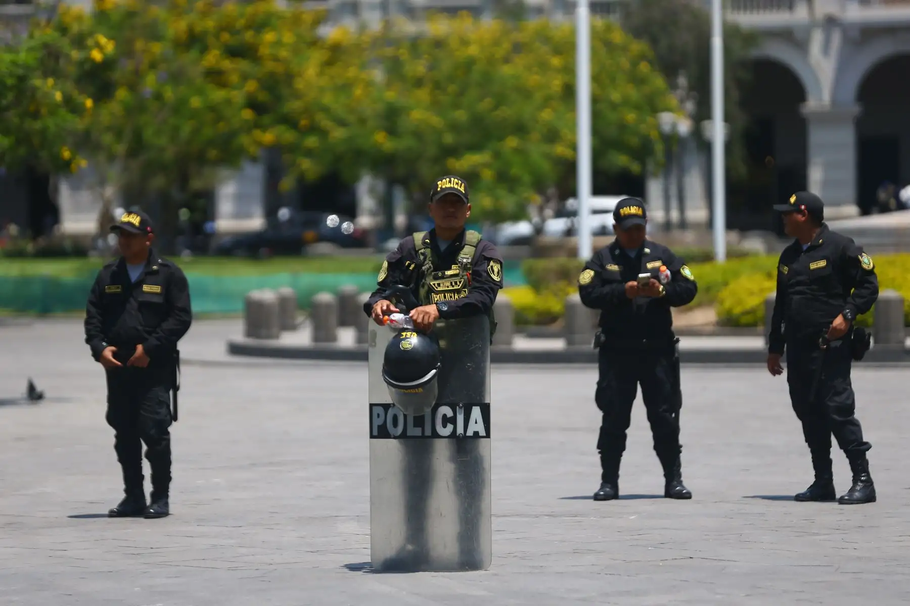 Así lucen inmediaciones de la  Plaza San Martín con policías resguardando las calles, estaciones del Metropolitano del Centro de Lima cerradas y principales centros comerciales de la ciudad.
 
Foto: ANDINA/RICARDO CUBA