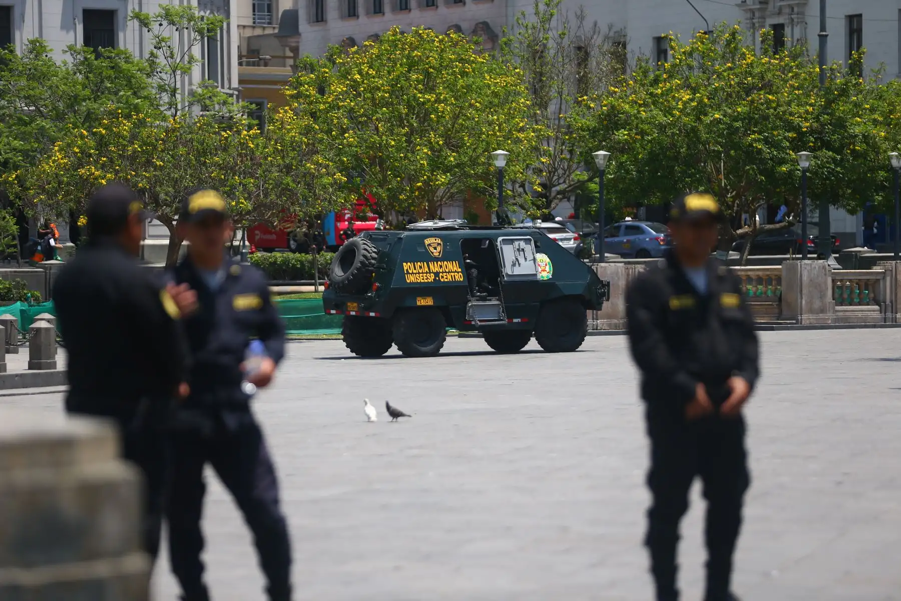 Así lucen inmediaciones de la  Plaza San Martín con policías resguardando las calles, estaciones del Metropolitano del Centro de Lima cerradas y principales centros comerciales de la ciudad.
 
Foto: ANDINA/RICARDO CUBA