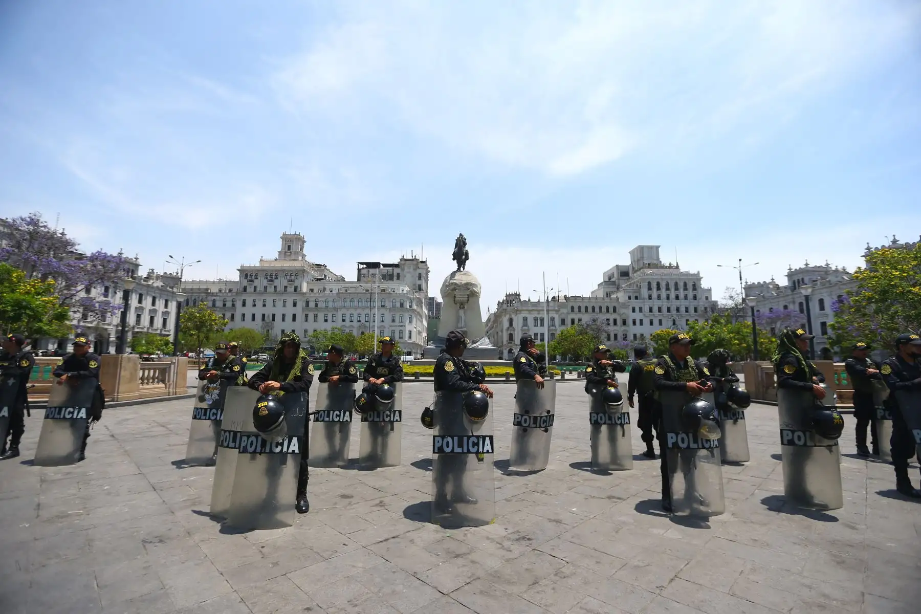 Así lucen inmediaciones de la  Plaza San Martín con policías resguardando las calles, estaciones del Metropolitano del Centro de Lima cerradas y principales centros comerciales de la ciudad.
 
Foto: ANDINA/RICARDO CUBA