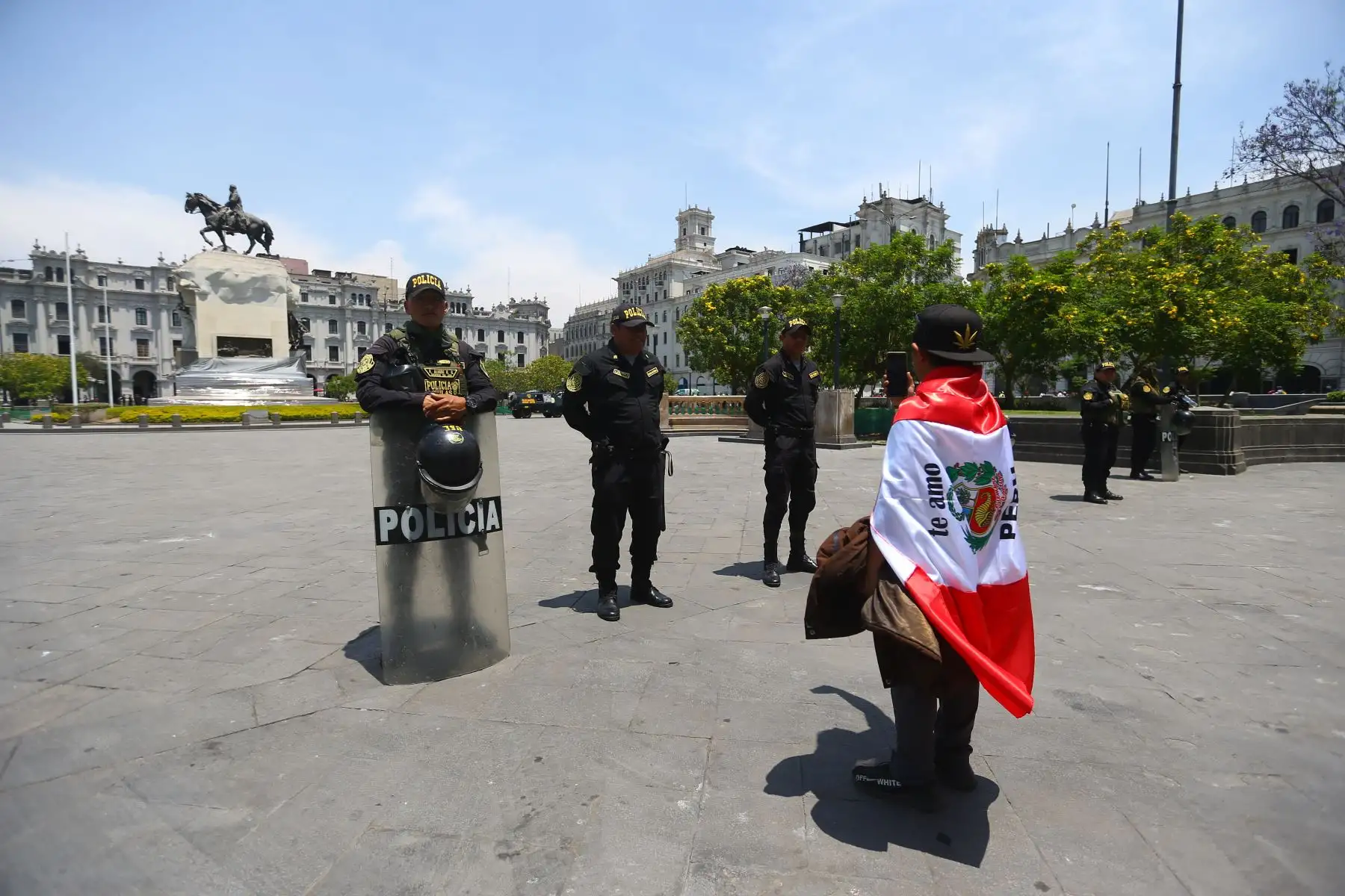 Así lucen inmediaciones de la  Plaza San Martín con policías resguardando las calles, estaciones del Metropolitano del Centro de Lima cerradas y principales centros comerciales de la ciudad.
 
Foto: ANDINA/RICARDO CUBA