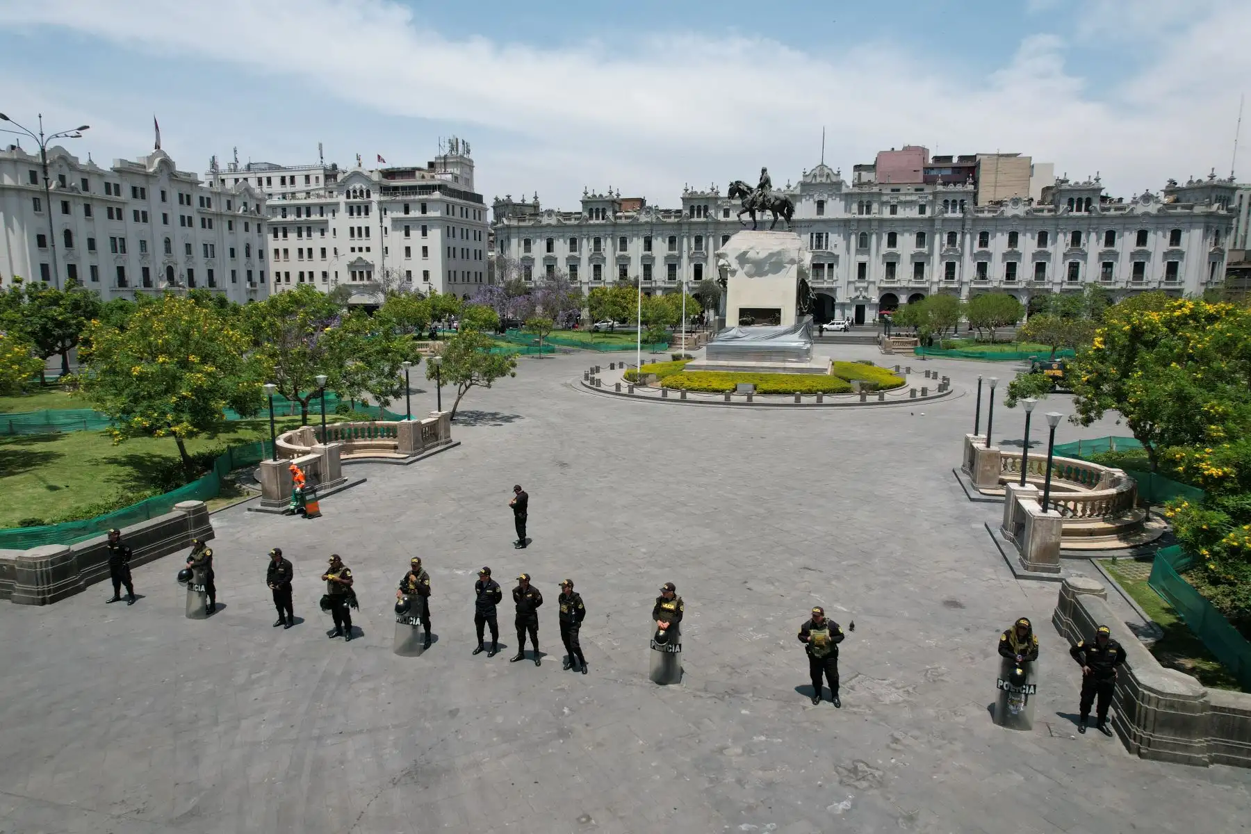 Así lucen inmediaciones de la  Plaza San Martín con policías resguardando las calles, estaciones del Metropolitano del Centro de Lima cerradas y principales centros comerciales de la ciudad.
 
Foto: ANDINA/RICARDO CUBA