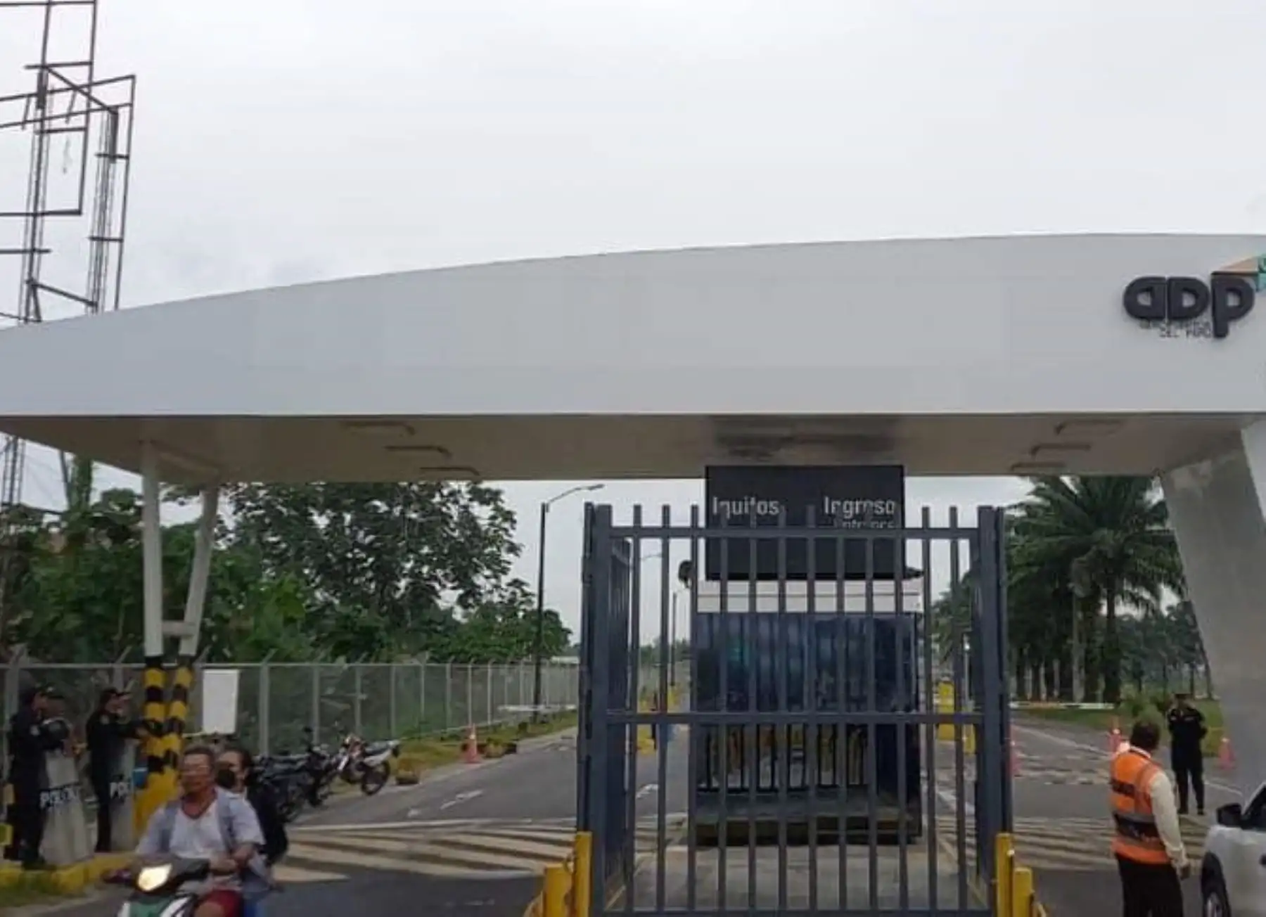 La Policía Nacional y las Fuerzas Armadas protegen los puntos estratégicos de la ciudad de Iquitos, como el aeropuerto Francisco Secada. Foto: Elvis Noronha