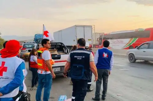 Manifestantes abren la Panamericana Norte y permiten el paso de buses interprovinciales de pasajeros que se encuentran varados en Virú, región La Libertad. Foto: ANDINA/Difusión