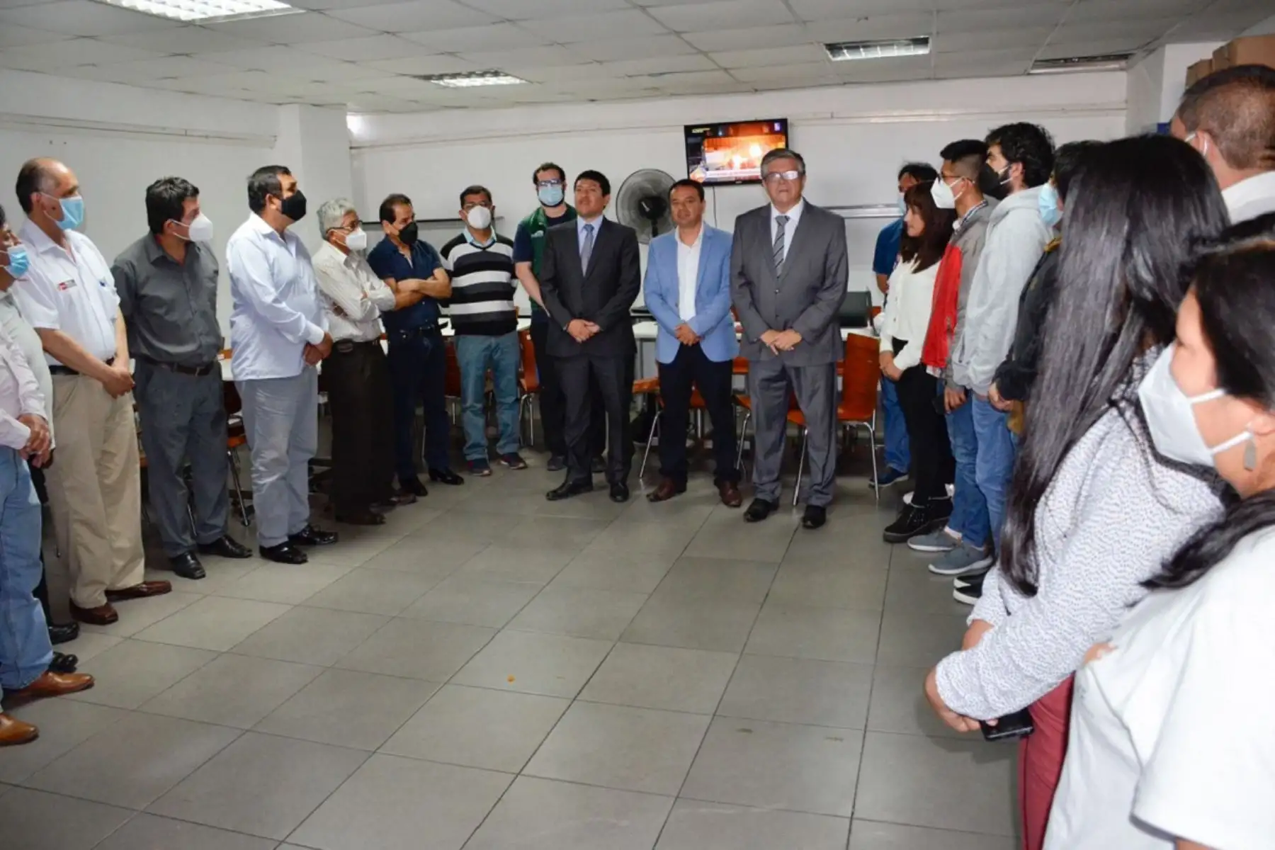 Presentación de Mirbel Epiquién (al centro saco celeste) como nuevo director ejecutivo de Agro Rural. Foto: Cortesía.