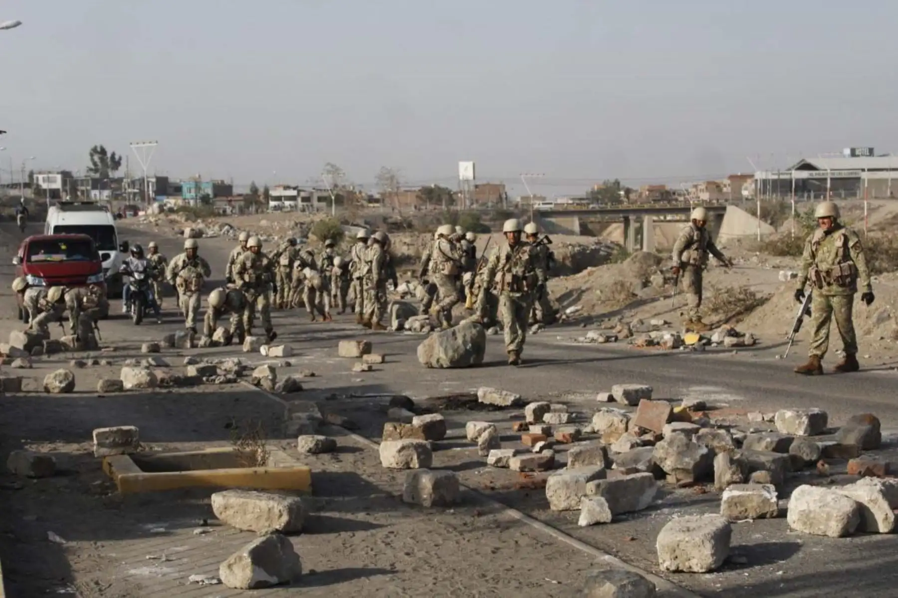 Alrededor de 500 efectivos de la Tercera División del Ejército restablecieron hoy el tránsito vehicular en la carretera Panamericana Sur, a la altura del distrito de Ocoña, en la región Arequipa, que estaba bloqueada por manifestantes que colocaron piedras y llantas en la vía para impedir la circulación de las unidades de transporte. ANDINA/Difusión