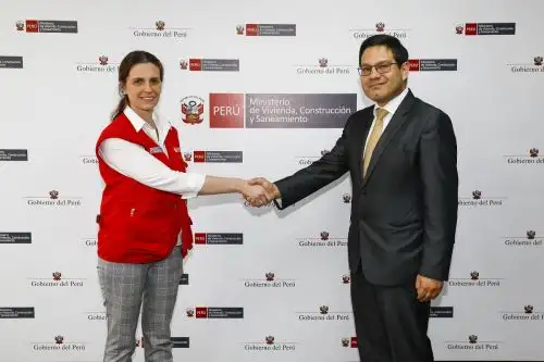 Ministra de Vivienda, Construcción y Saneamiento, Hania Pérez de Cuéllar y el Procurador Anticorrupción, Javier Pacheco. Foto: Cortesía.