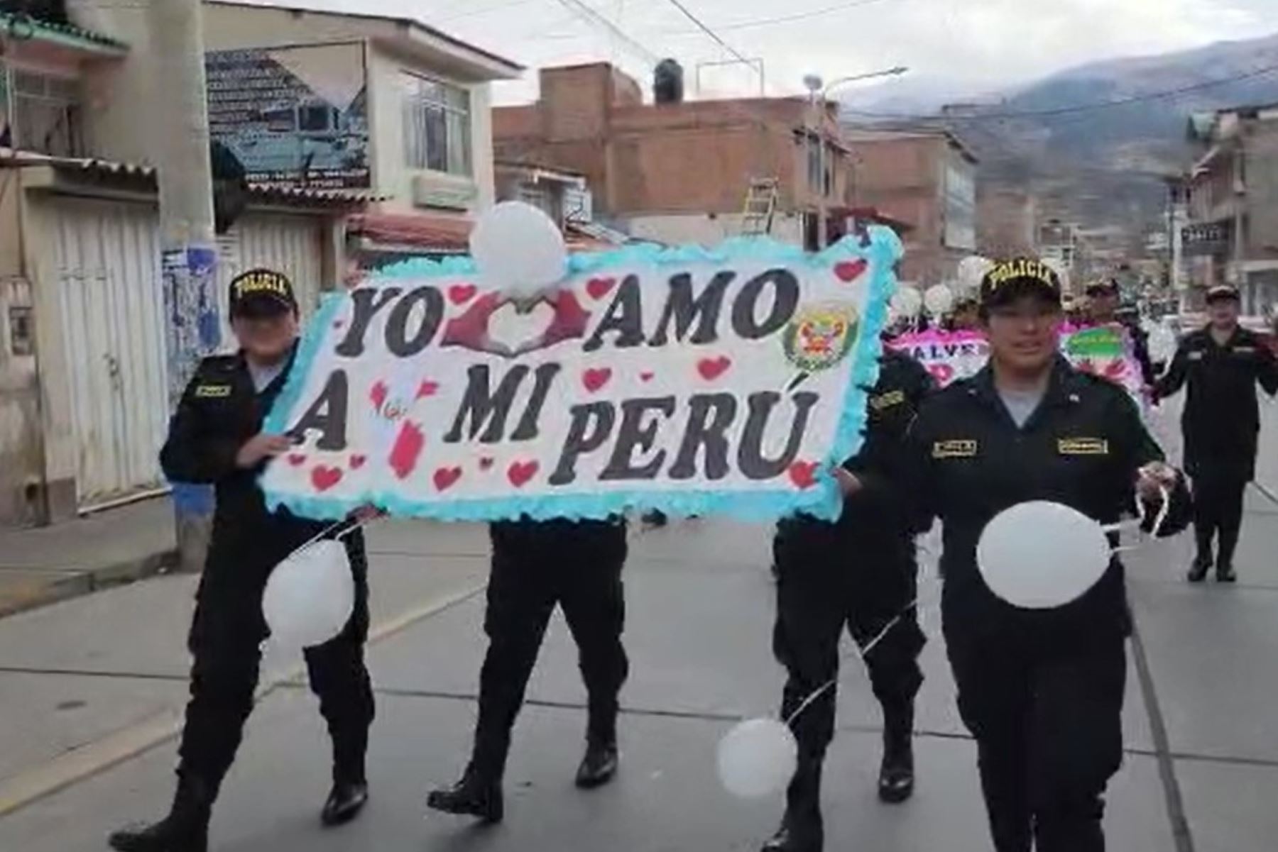 Los policías y los vecinos portaron globos blancos y mensajes concientizando sobre la paz.