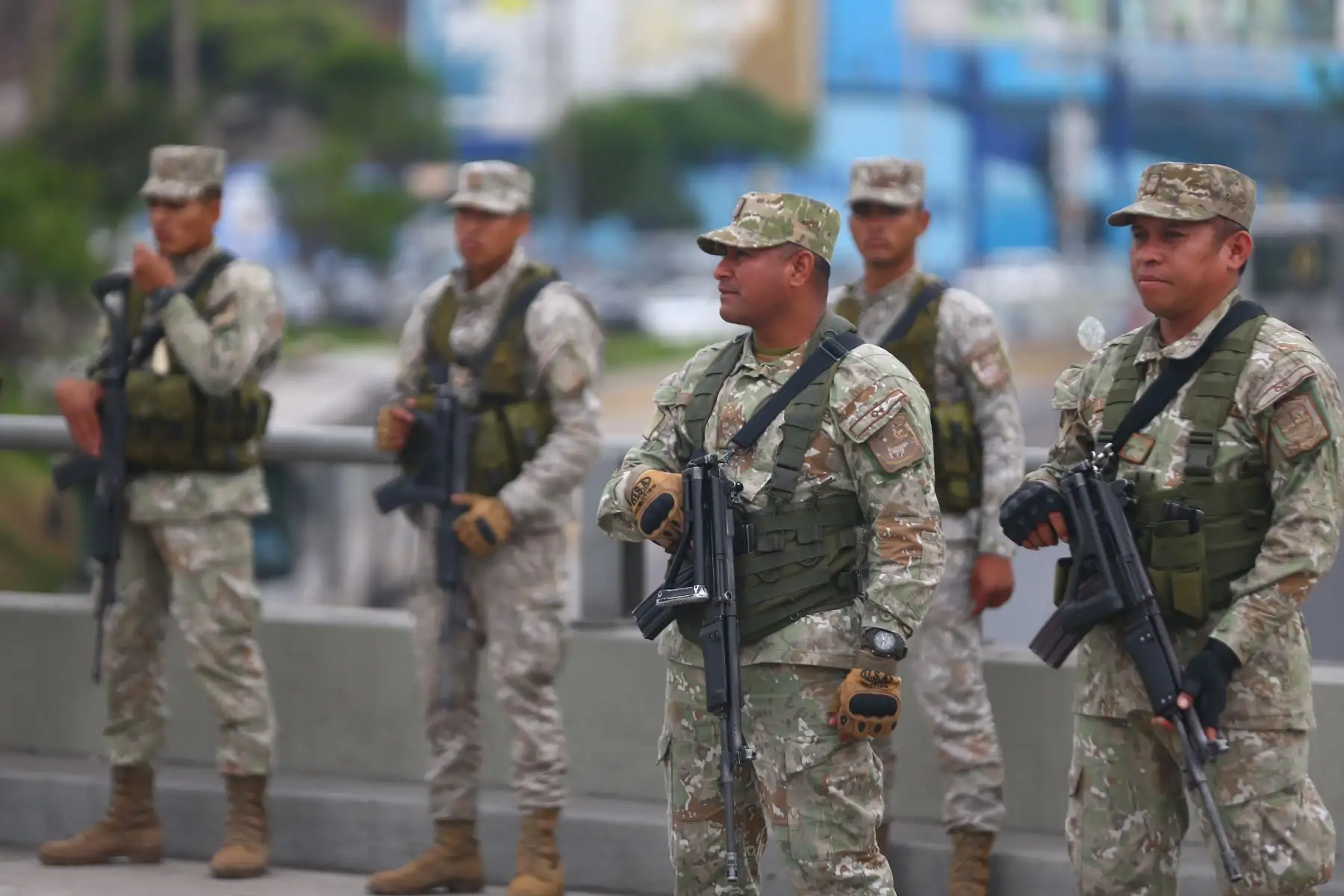 Ante las violentas protestas que se registran en el país, las Fuerzas Armadas y la Policía Nacional resguardan las calles de la ciudad en el centro de Lima y sus alrededores durante el estado de emergencia a nivel nacional por el término de 30 días calendario. 

 Foto: ANDINA/Ricardo Cuba