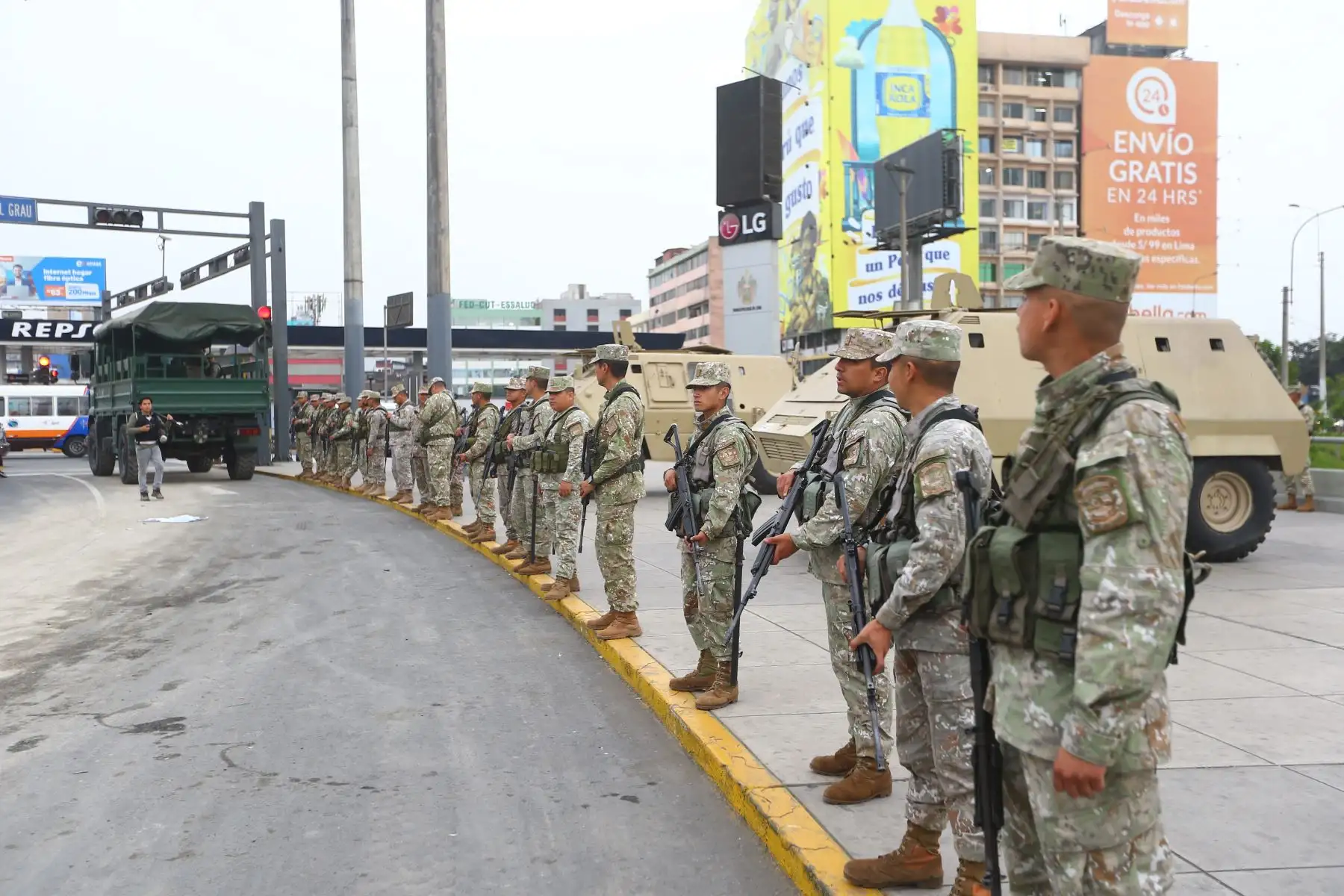 Ante las violentas protestas que se registran en el país, las Fuerzas Armadas y la Policía Nacional resguardan las calles de la ciudad en el centro de Lima y sus alrededores durante el estado de emergencia a nivel nacional por el término de 30 días calendario. 

 Foto: ANDINA/Ricardo Cuba
