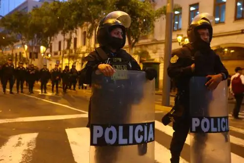 Son siete regiones, dos provincias y un distrito de otros dos departamentos donde rige, por un periodo de 30 días calendario, el estado de emergencia dispuesto por el Gobierno para garantizar el orden interno y la seguridad pública, en vista de las protestas sociales violentas que acontecen en esas localidades. ANDINA
