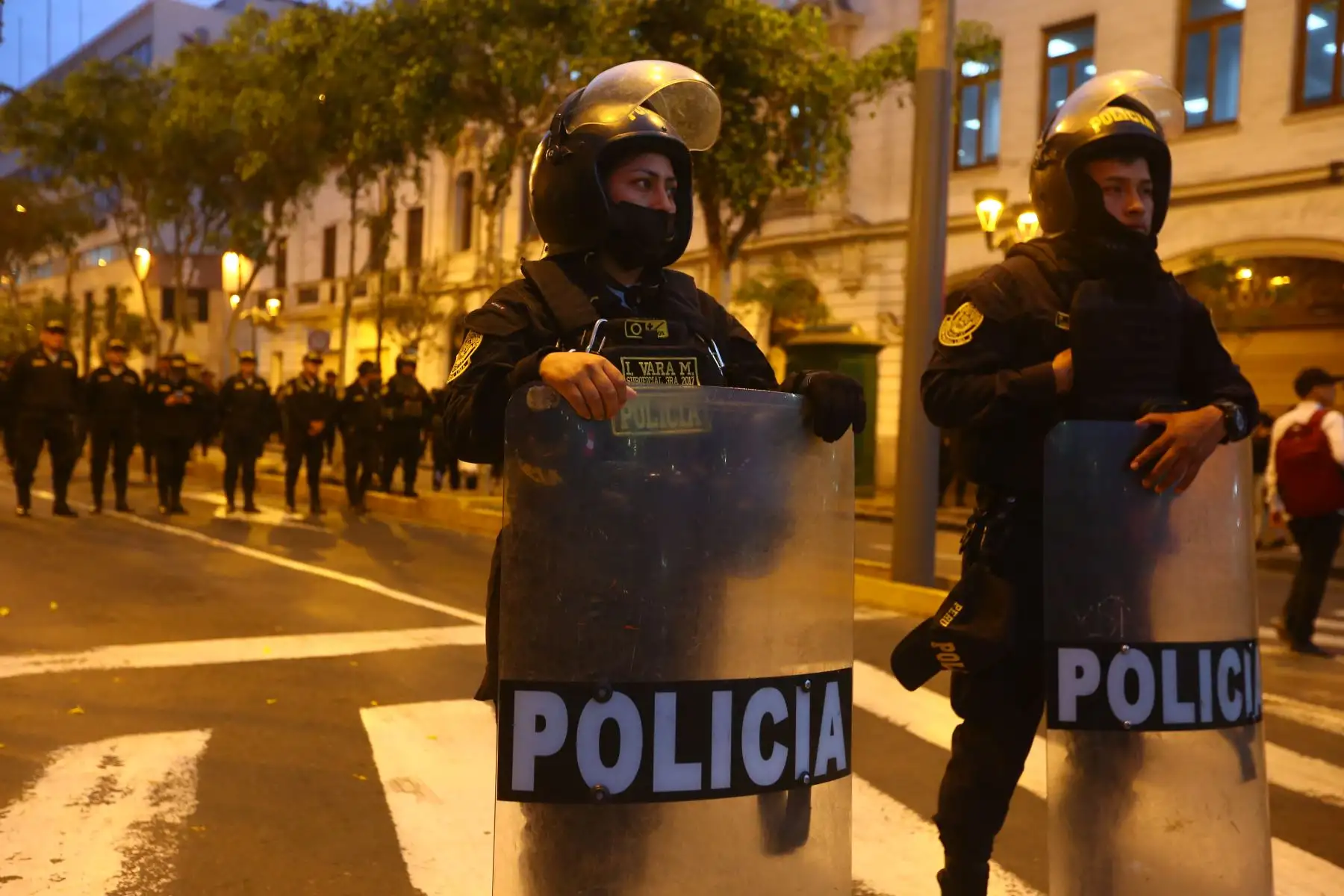 Son siete regiones, dos provincias y un distrito de otros dos departamentos donde rige, por un periodo de 30 días calendario, el estado de emergencia dispuesto por el Gobierno para garantizar el orden interno y la seguridad pública, en vista de las protestas sociales violentas que acontecen en esas localidades. ANDINA