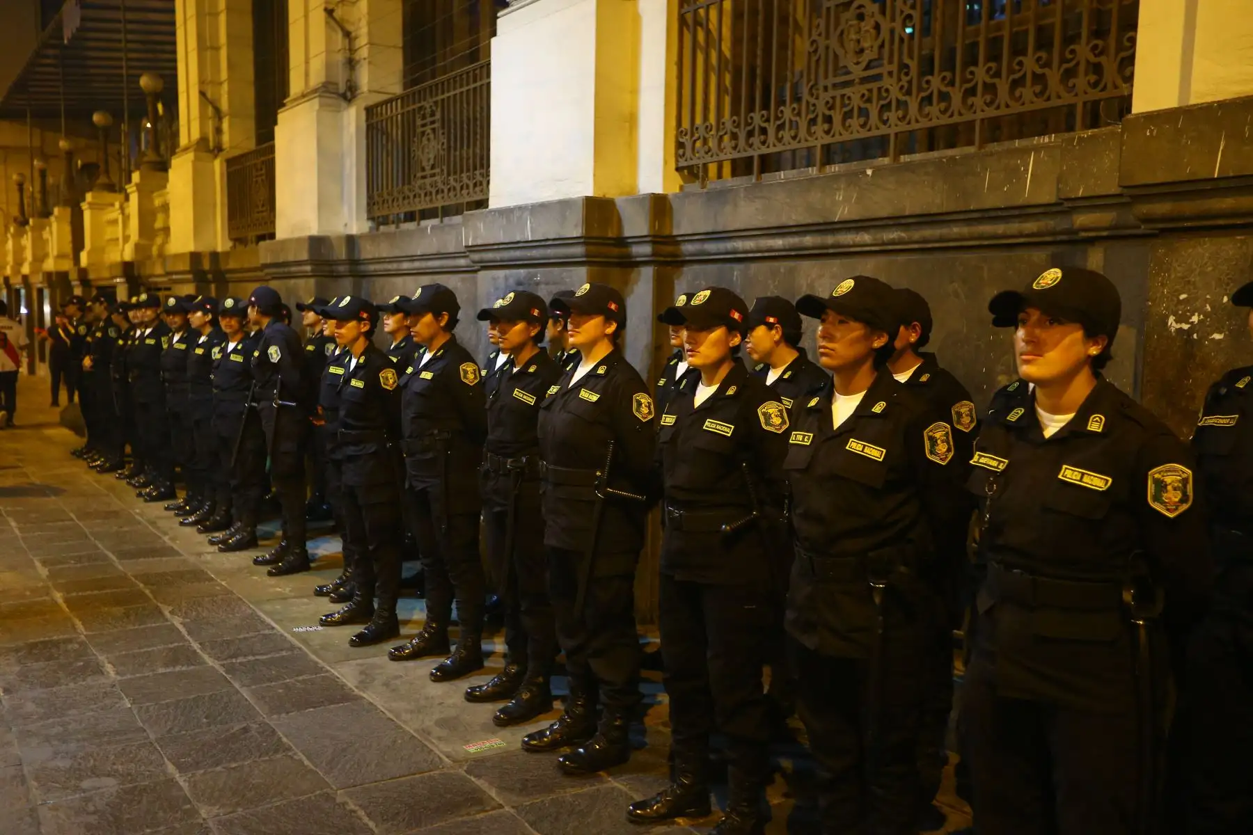 Ante las protestas que se registran en el país, las Fuerzas Armadas y la Policía Nacional resguardan las calles de la ciudad en el centro de Lima y sus alrededores durante el estado de emergencia a nivel nacional por el término de 30 días calendario. Foto: ANDINA/Ricardo Cuba