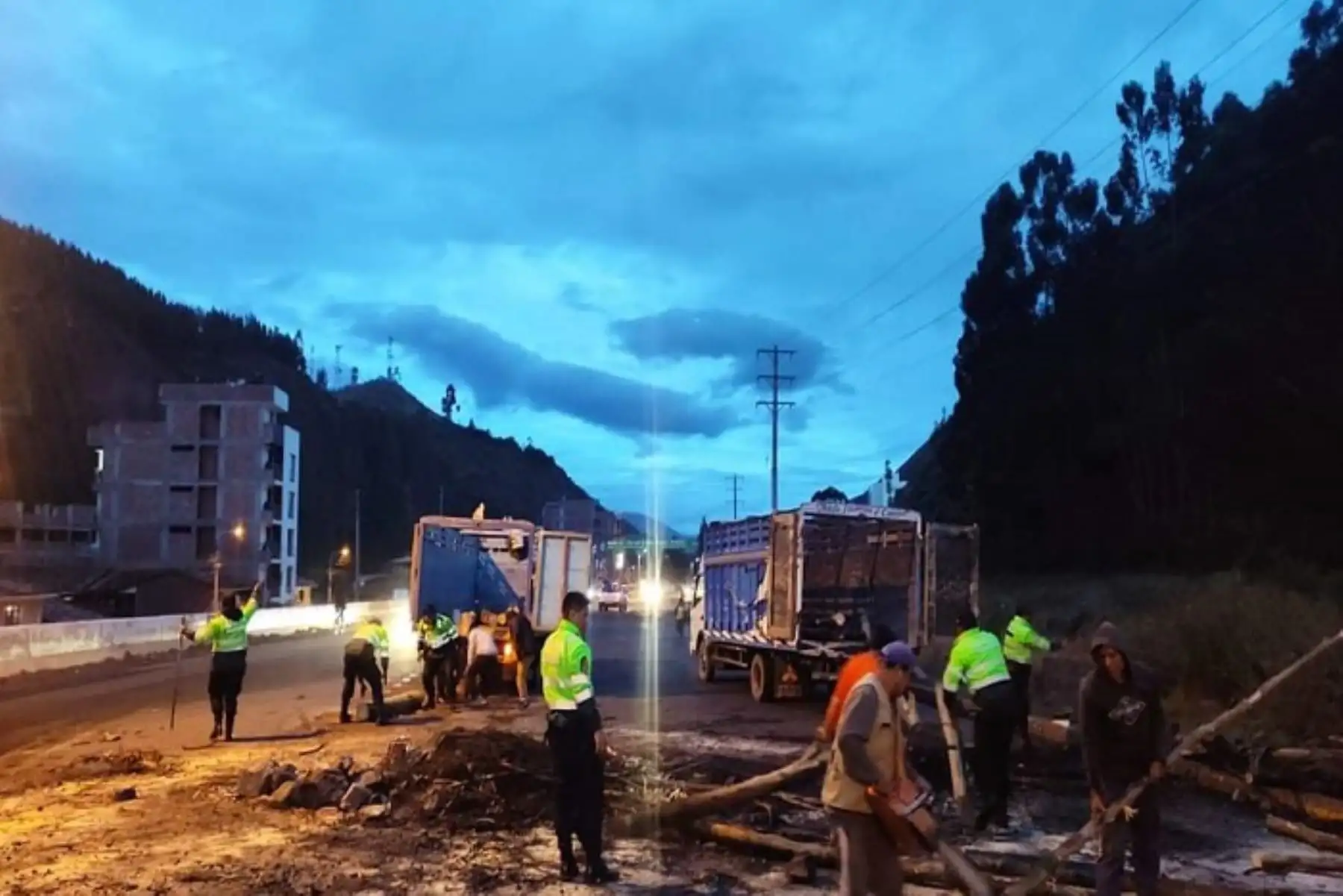 Los agentes retiraron árboles, piedras y restos de neumáticos quemados que dejaron manifestantes durante los tres días de paralización indefinida.
