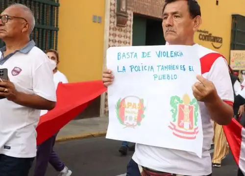 Decenas de pobladores liberteños marcharon ayer por la calles de Trujillo y pidieron el cese a violencia y que prevalezca la paz en el país.