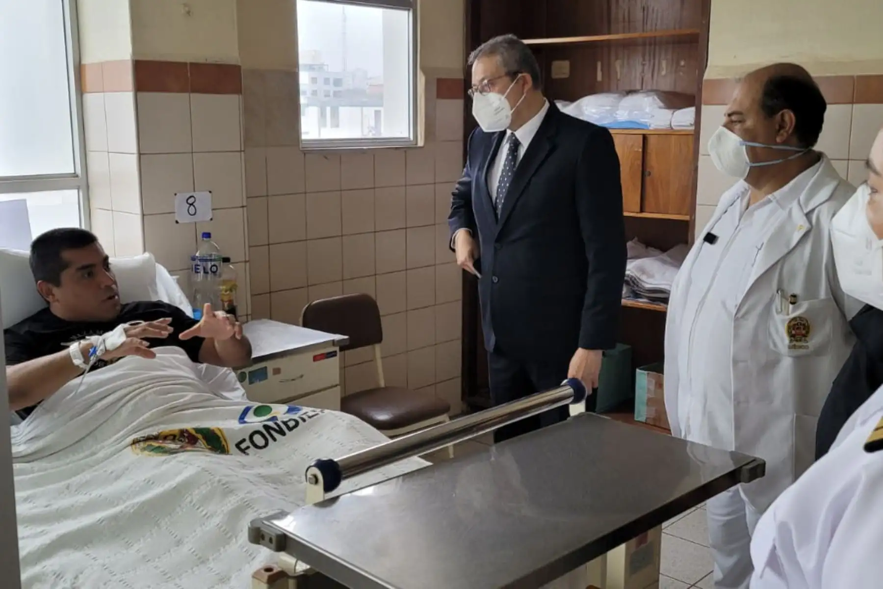 Presidente del Consejo de Ministros, Pedro Angulo, llegó al Hospital de Policía para visitar a efectivos que resultaron heridos en las manifestaciones y se vienen recuperando en este nosocomio. Durante el encuentro, el premier resaltó la vocación de servicio de los policías.
Foto: ANDINA/PCM
