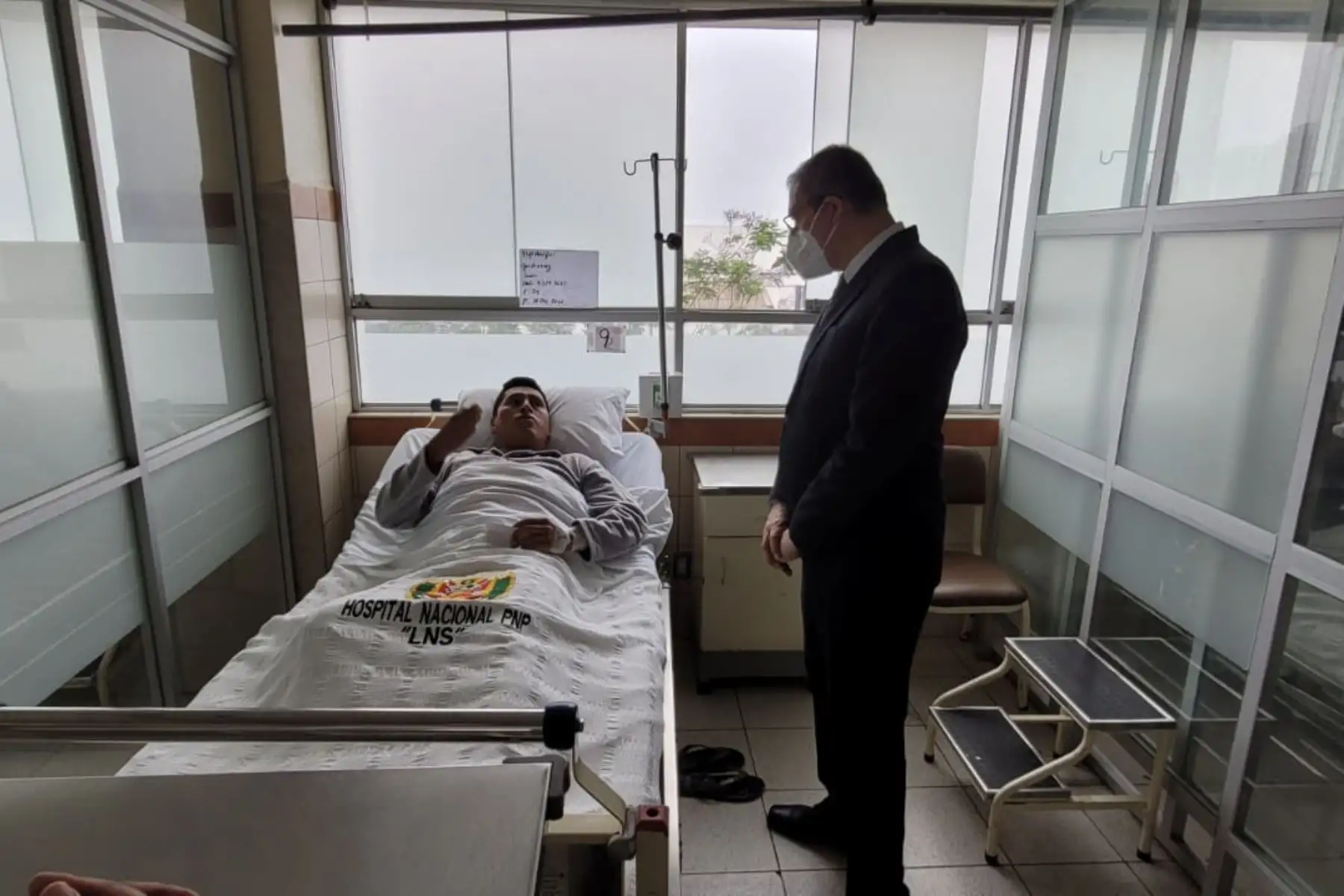 Presidente del Consejo de Ministros, Pedro Angulo, llegó al Hospital de Policía para visitar a efectivos que resultaron heridos en las manifestaciones y se vienen recuperando en este nosocomio. Durante el encuentro, el premier resaltó la vocación de servicio de los policías.
Foto: ANDINA/PCM