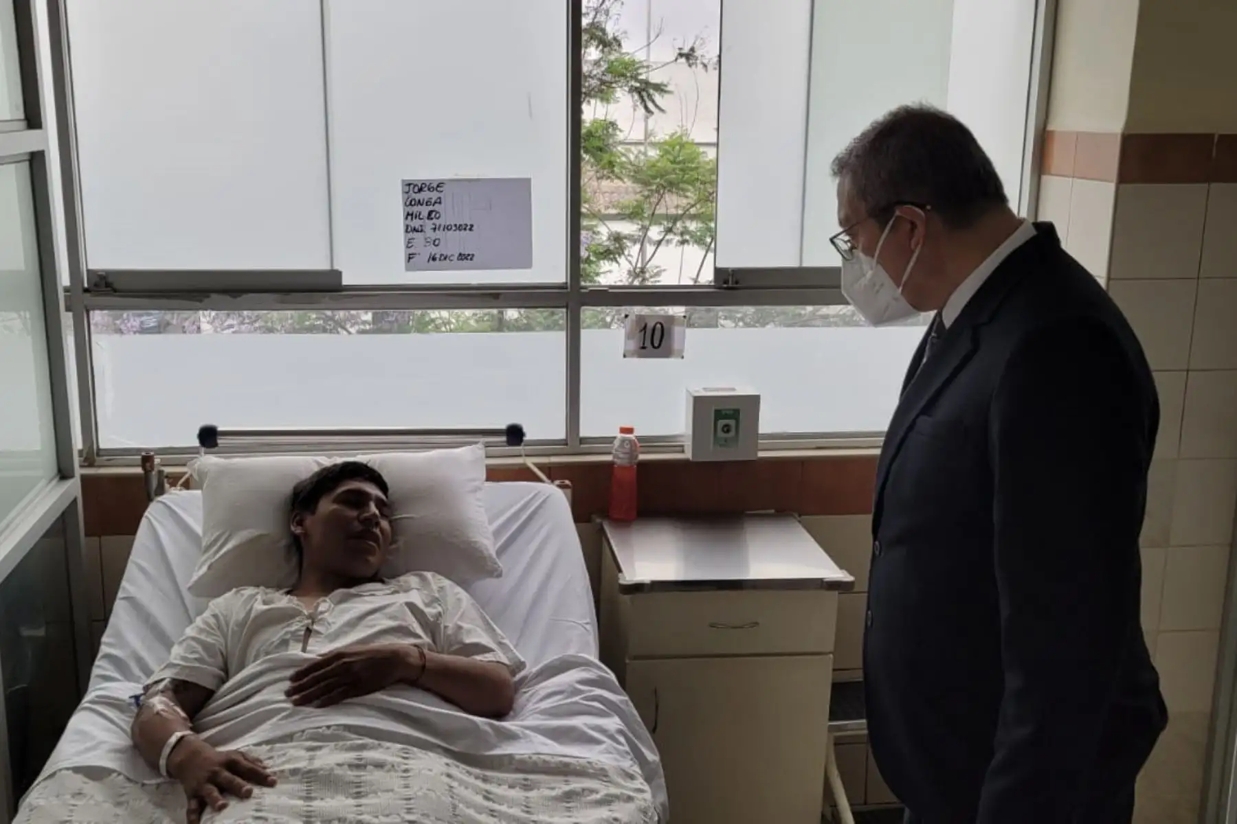 Presidente del Consejo de Ministros, Pedro Angulo, llegó al Hospital de Policía para visitar a efectivos que resultaron heridos en las manifestaciones y se vienen recuperando en este nosocomio. Durante el encuentro, el premier resaltó la vocación de servicio de los policías.
Foto: ANDINA/PCM