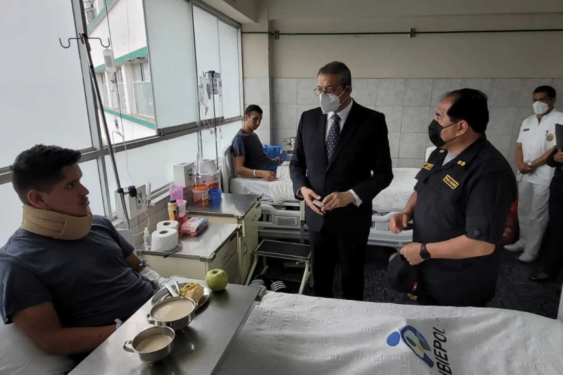 Presidente del Consejo de Ministros, Pedro Angulo, llegó al Hospital de Policía para visitar a efectivos que resultaron heridos en las manifestaciones y se vienen recuperando en este nosocomio. Durante el encuentro, el premier resaltó la vocación de servicio de los policías.
Foto: ANDINA/PCM