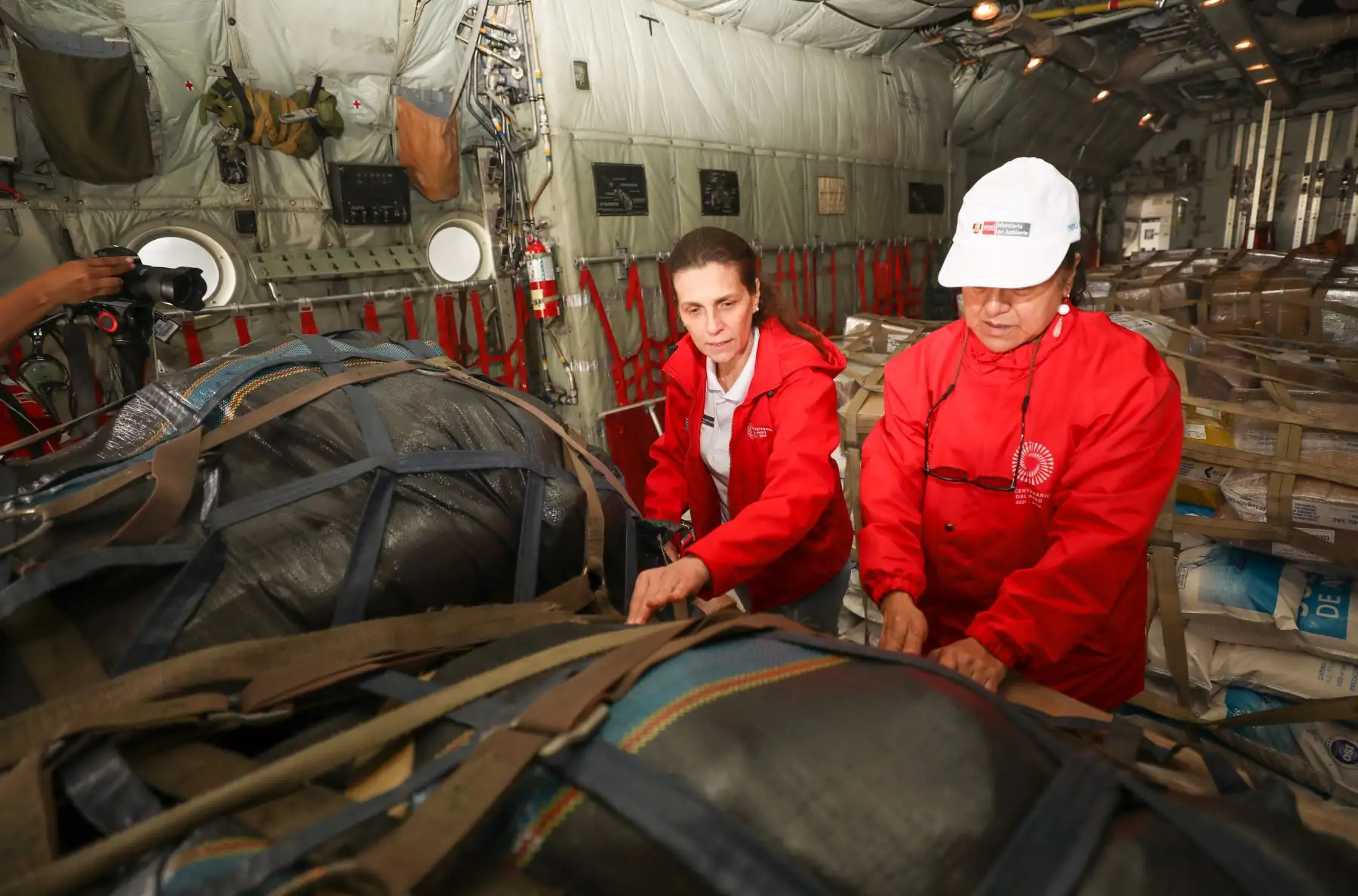 La ministra de Vivienda, Construcción y Saneamiento, Hania Pérez de Cuéllar y la ministra de Ambiente, Albina Ruiz, trasladan por emergencia a Madre de Dios, 10 toneladas de sulfato de aluminio, insumo necesario para el tratamiento de agua potable.
Foto: ANDINA/Vivienda