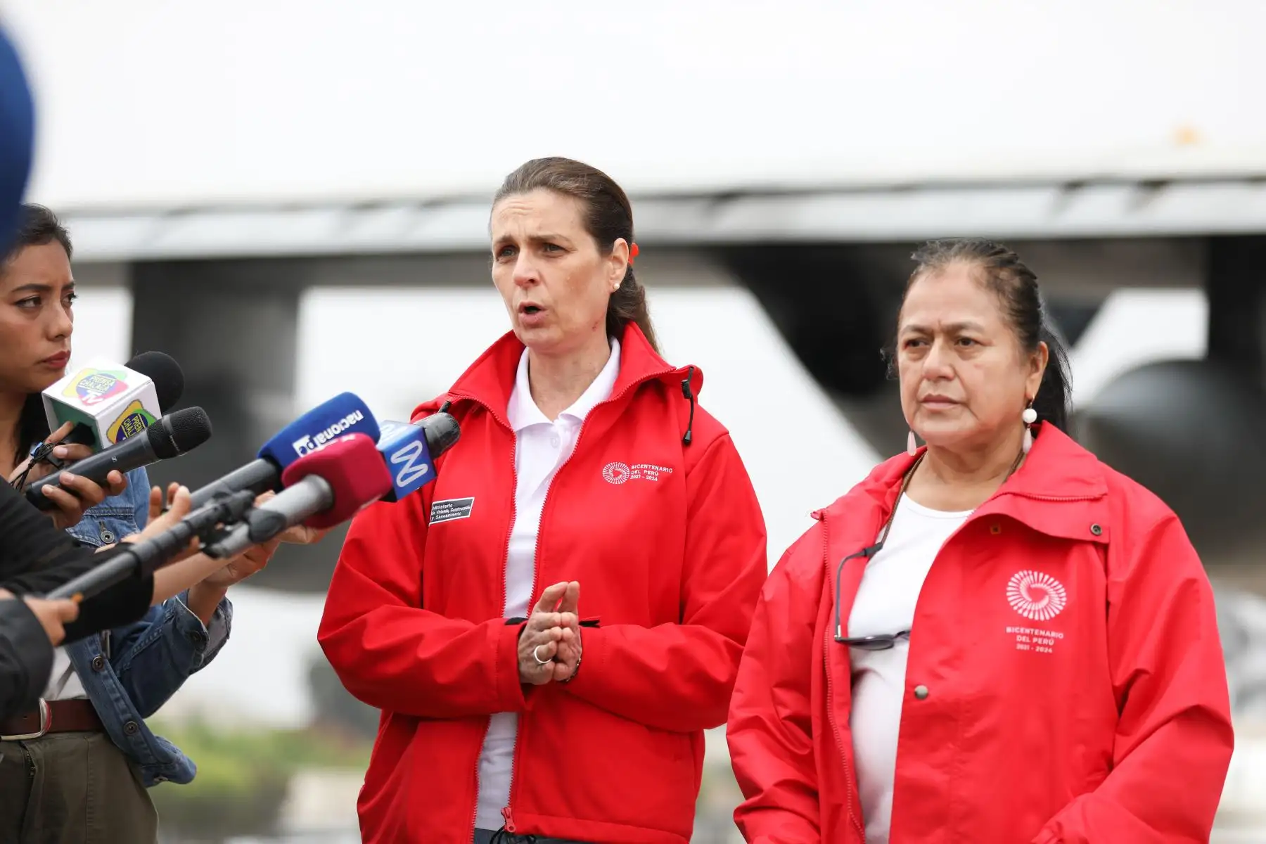 La ministra de Vivienda, Construcción y Saneamiento, Hania Pérez de Cuéllar y la ministra de Ambiente, Albina Ruiz, trasladan por emergencia a Madre de Dios, 10 toneladas de sulfato de aluminio, insumo necesario para el tratamiento de agua potable.
Foto: ANDINA/Vivienda