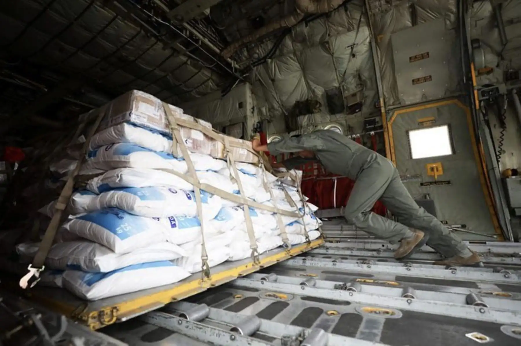 Desplazamiento fue realizado en vuelo FAP como parte del puente aéreo que permitirá movilizar desde Puerto Maldonado a personas y pacientes que requieren llegar con urgencia a Lima. 
Foto: ANDINA/Vivienda