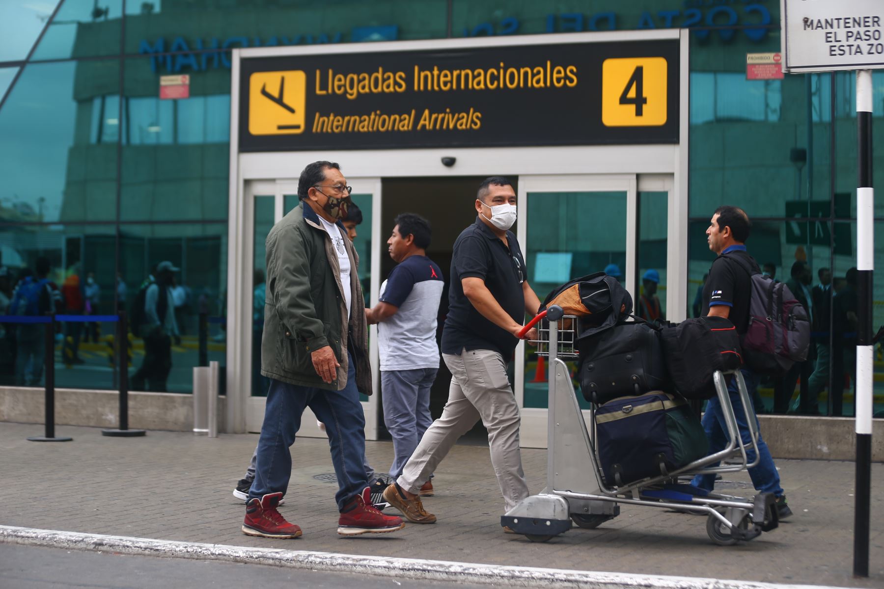 Desde el 1 de marzo entró en vigencia la marcha blanca al Aeropuerto Internacional Jorge Chávez (AIJC) que permitirá el ingreso de taxistas únicamente solicitados por los pasajeros. Foto: Andina