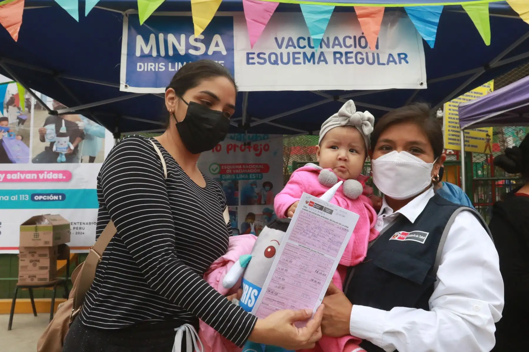 Desde el jueves 15 hasta el domingo 18 de diciembre, el Ministerio de Salud realiza la cuarta Jornada Nacional de Vacunación para aumentar la cobertura del esquema regular y continuar protegiendo a la población contra 27 enfermedades, entre ellas, el COVID-19.
Foto: ANDINA/Héctor Vinces