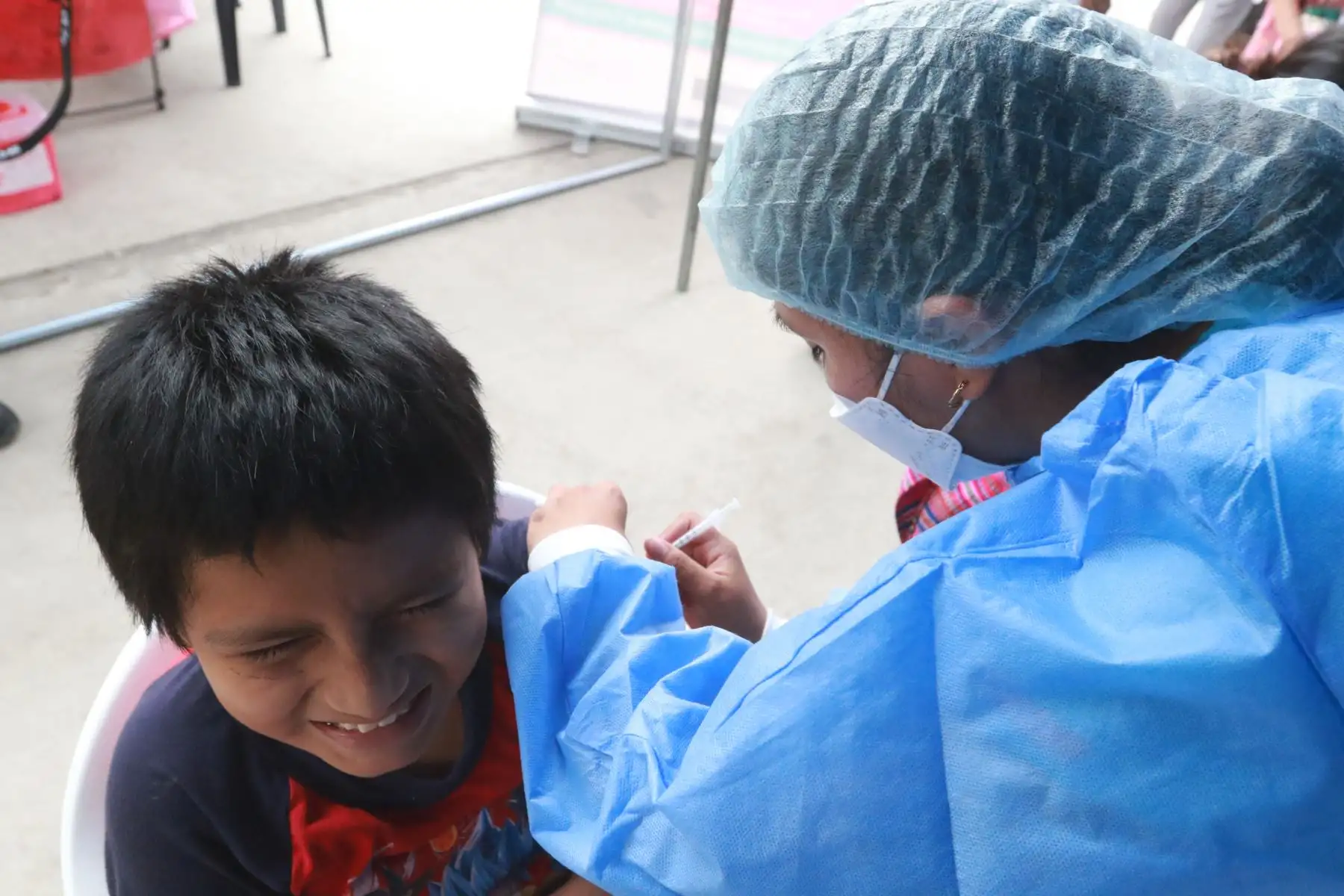 Desde el Centro de Salud Micaela Bastidas de Ate, el Minsa, a través de la Diris Lima Este, llevó a cabo el segundo día de esta jornada con el fin de proteger a nuestras niñas, niños, adolescentes, gestantes, adultos y adultos mayores.
Foto: ANDINA/Héctor Vinces