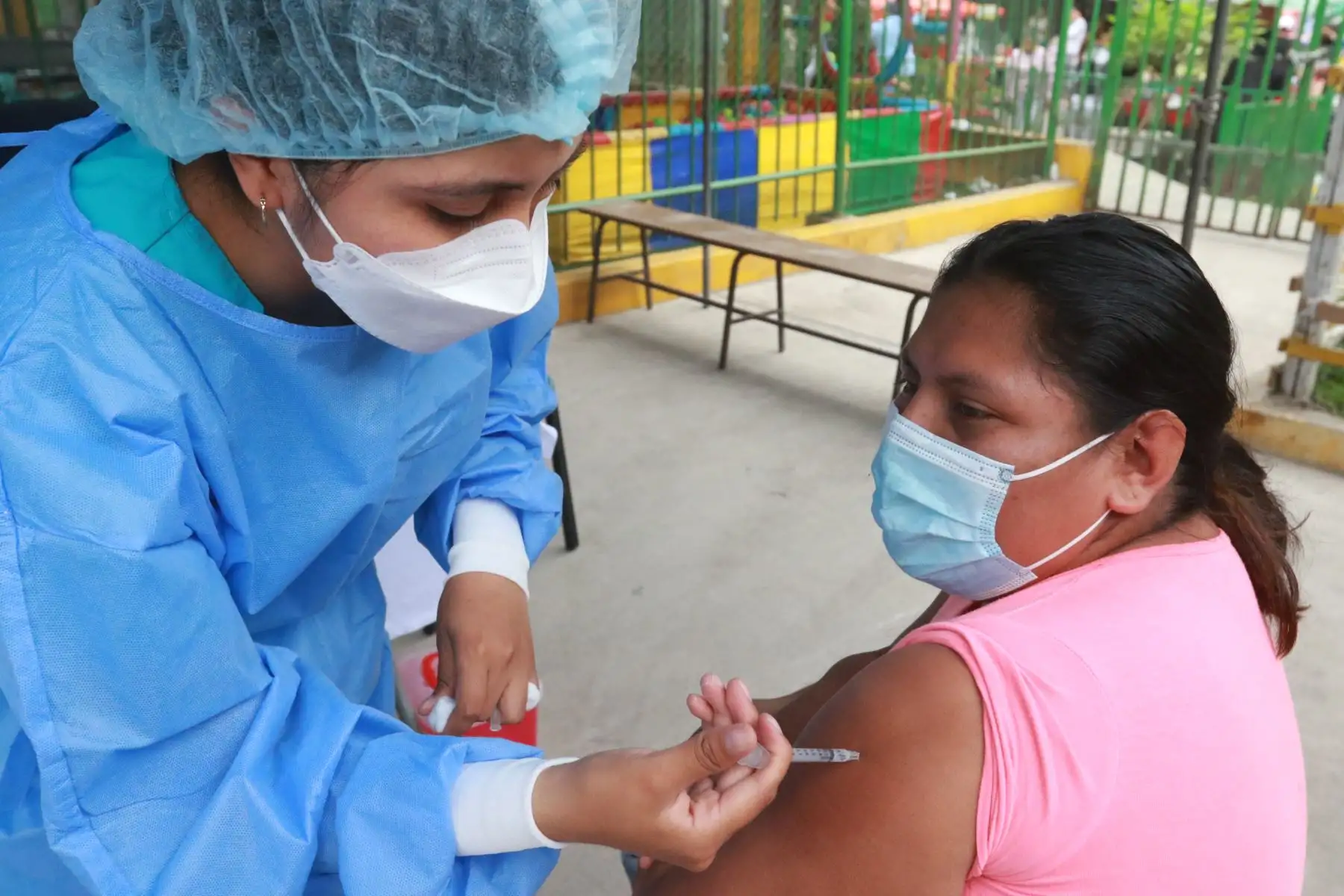 Desde el Centro de Salud Micaela Bastidas de Ate, el Minsa, a través de la Diris Lima Este, llevó a cabo el segundo día de esta jornada con el fin de proteger a nuestras niñas, niños, adolescentes, gestantes, adultos y adultos mayores.
Foto: ANDINA/Héctor Vinces