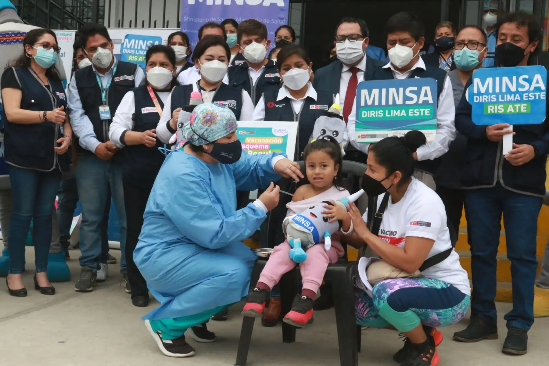 El Minsa, recordó que los 6000 establecimientos de salud a nivel nacional ofrecen las 17 vacunas que protegen de 27 enfermedades, por lo que invitó a los padres de familia a acudir con sus niñas y niños para protegerlos de diversas enfermedades.
Foto: ANDINA/Héctor Vinces