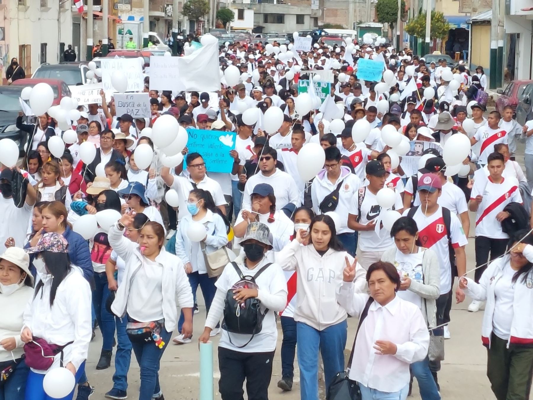 Miles de personas marcharon por la paz en la ciudad de Huancayo atendiendo una convocatoria de las juntas vecinales de la capital de la región Junín. Foto: Pedro Tinoco