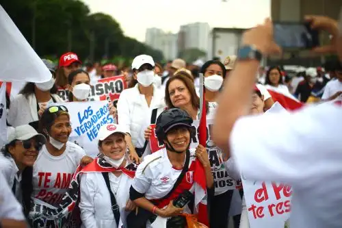 En la marcha participaron personas que llevaron puestos polos blancos y en sus manos globos del mismo color, como símbolo de concordia y paz. ANDINA