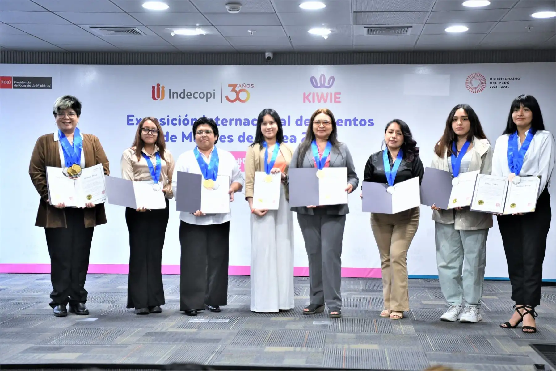 Se realizó una exposición de los principales inventos y una muestra gráfica de las mujeres inventoras peruanas que participaron en la KIWIE desde el 2019 al 2022. Foto: Indecopi