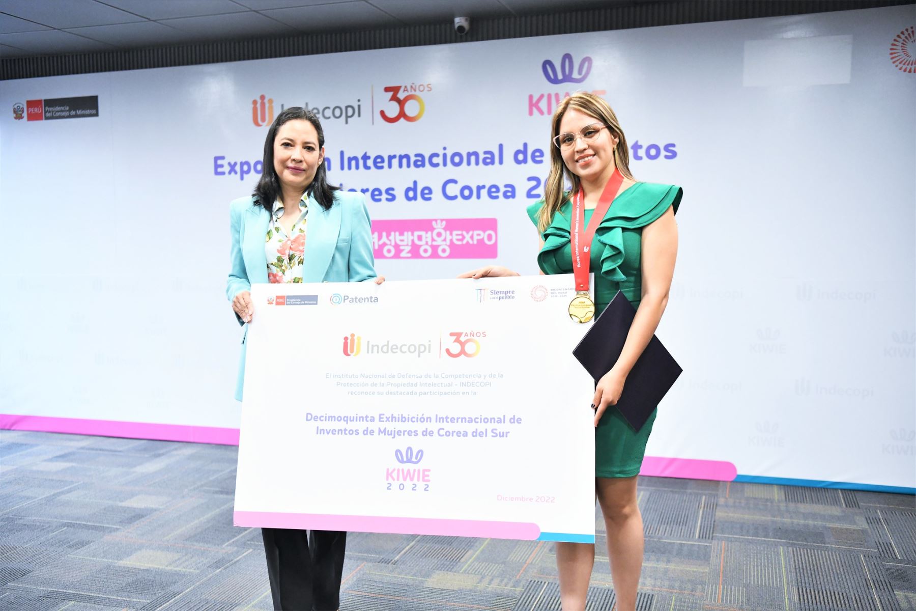 Se realizó una exposición de los principales inventos y una muestra gráfica de las mujeres inventoras peruanas que participaron en la KIWIE desde el 2019 al 2022. Foto: Indecopi