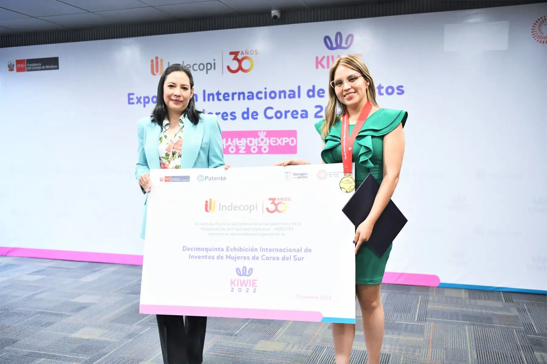 Se realizó una exposición de los principales inventos y una muestra gráfica de las mujeres inventoras peruanas que participaron en la KIWIE desde el 2019 al 2022. Foto: Indecopi